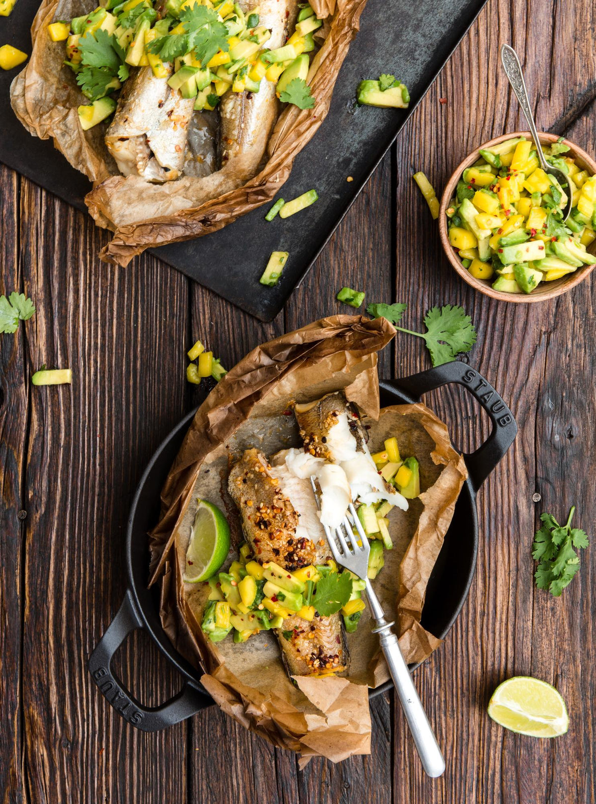 Luccio con sesamo, lime e insalata di avocado e mango
