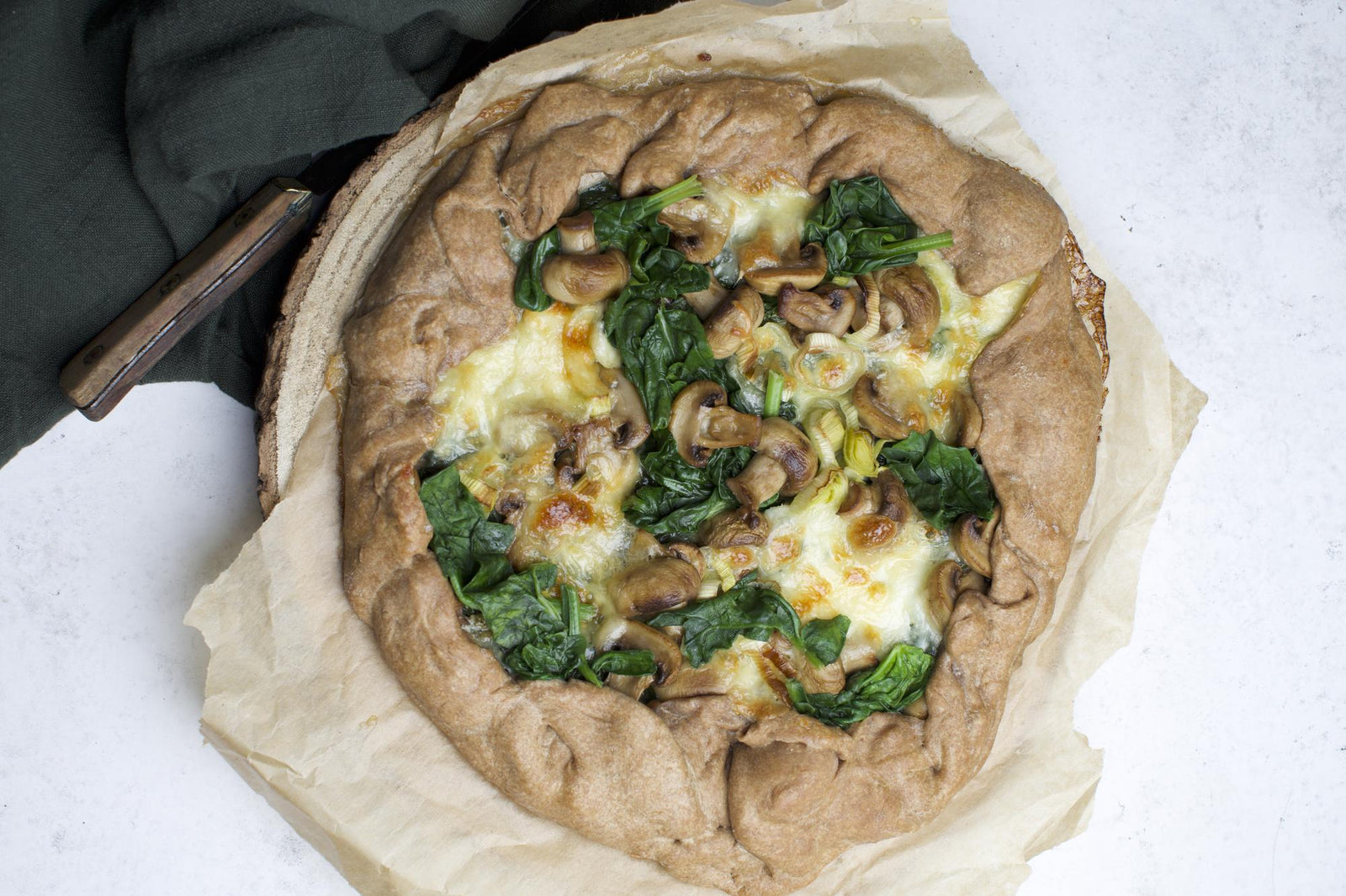 Galette salata con porri, spinaci e funghi