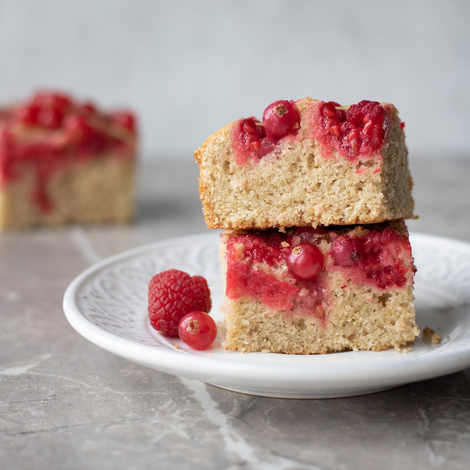 Torta soffice ai lamponi e ribes rosso con farina d'orzo