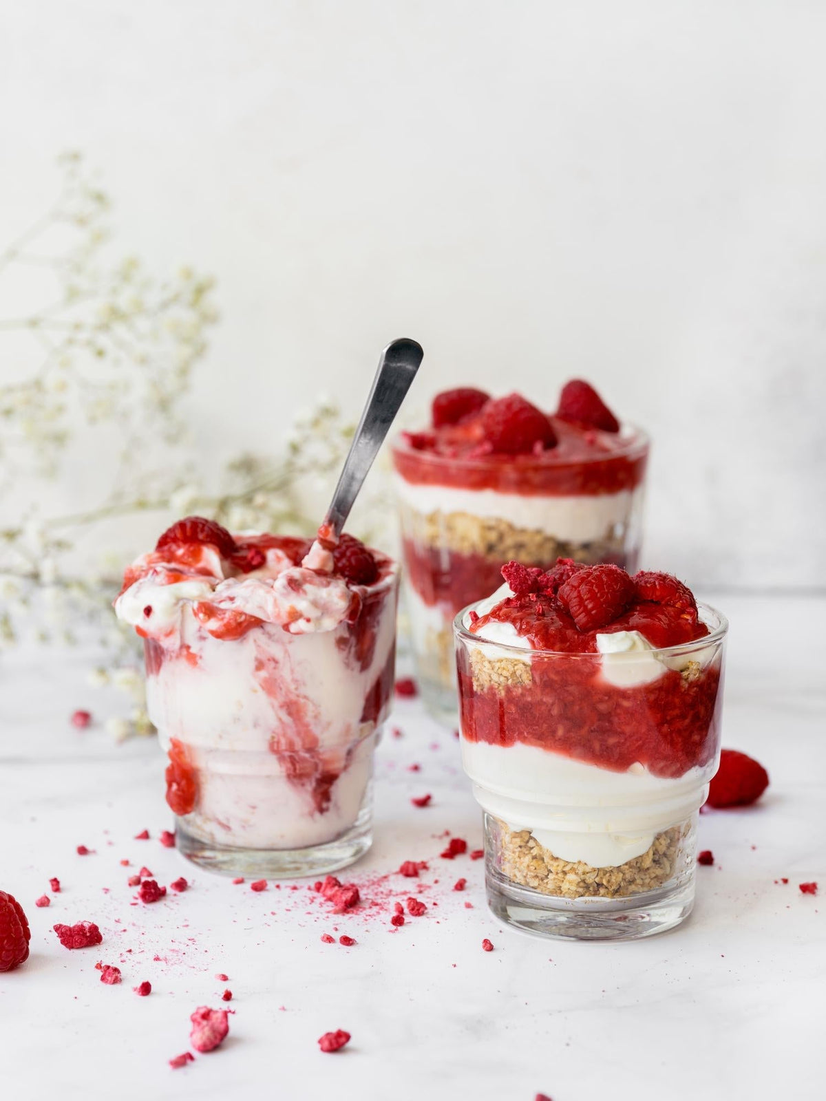 Dessert in bicchierino con lamponi