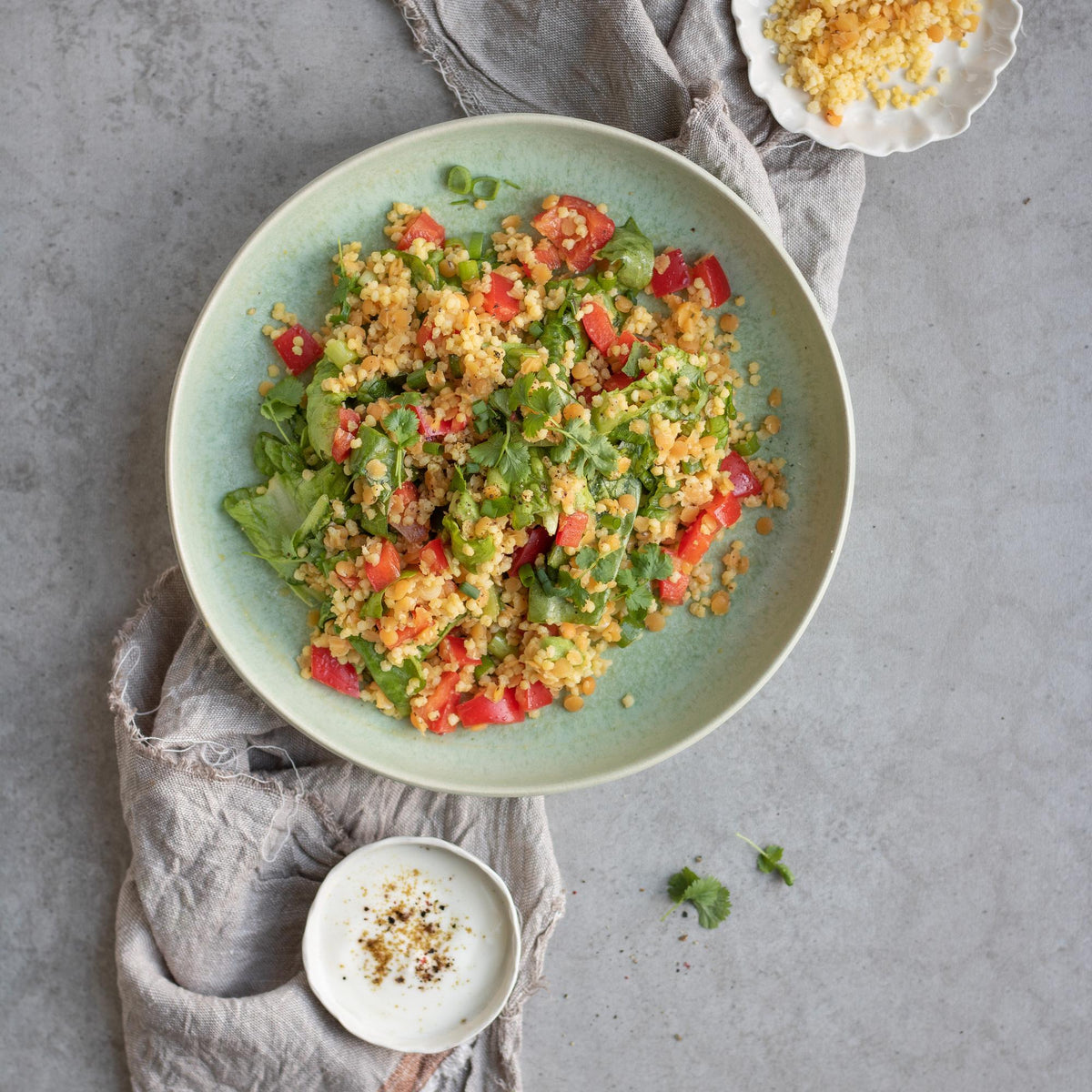 Insalata di miglio con lenticchie rosse e dip al tahini