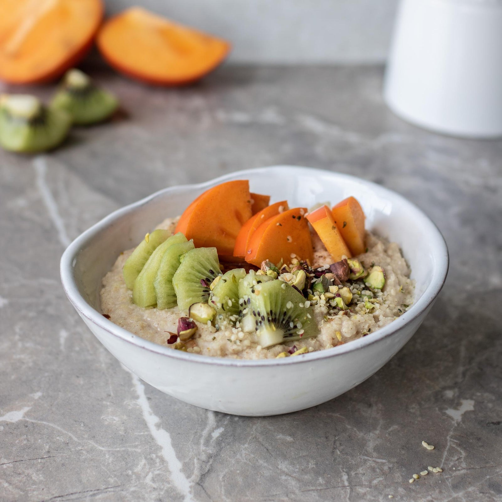 Porridge di miglio con frutta e pistacchi