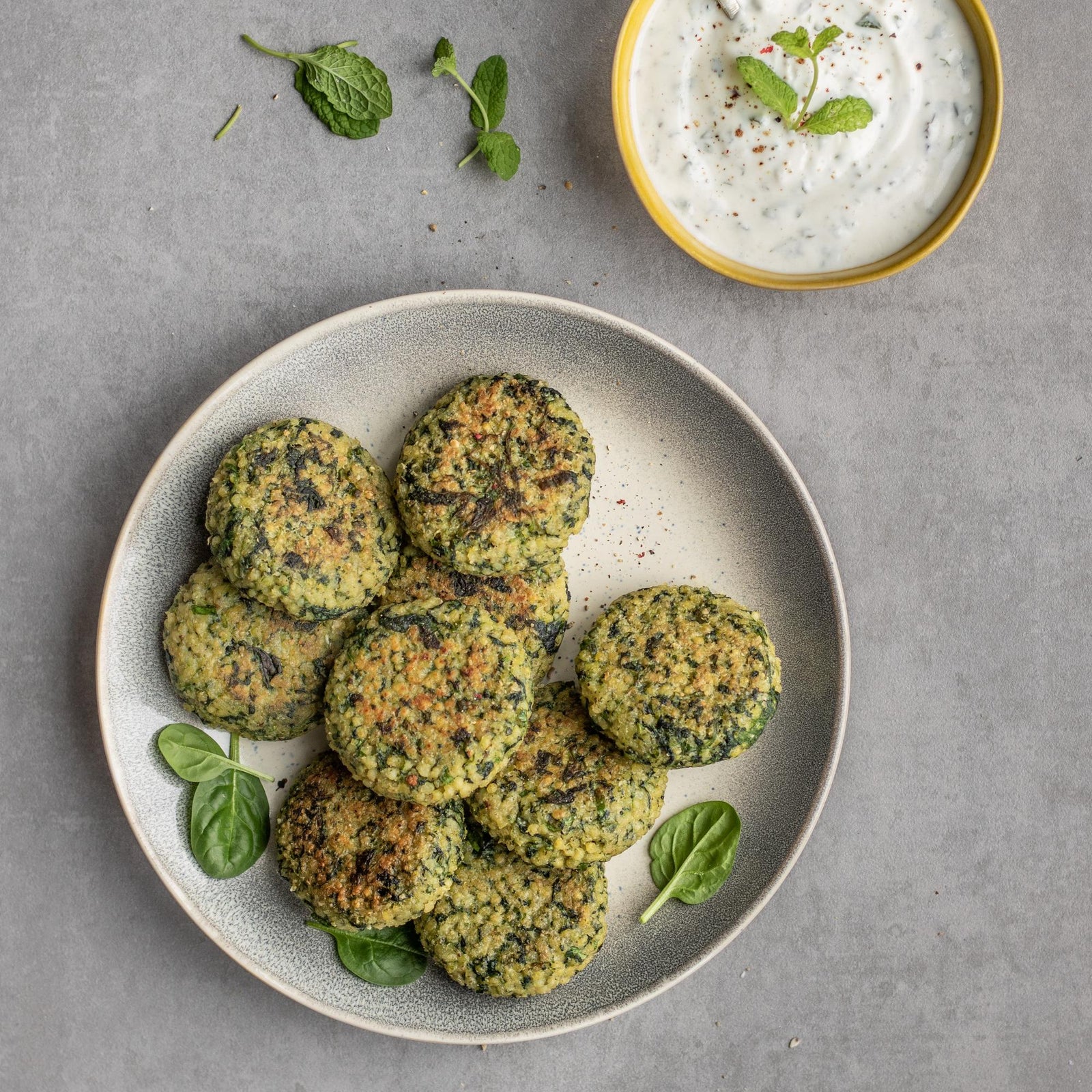 Frittelline di miglio con spinaci e dip allo yogurt e menta