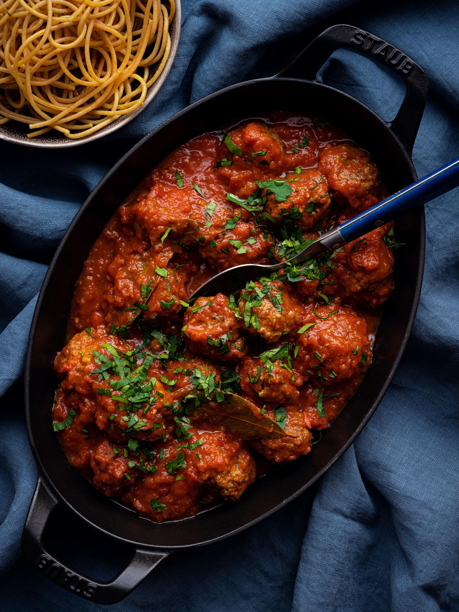 Polpette di manzo con salsa di pomodoro e ceci