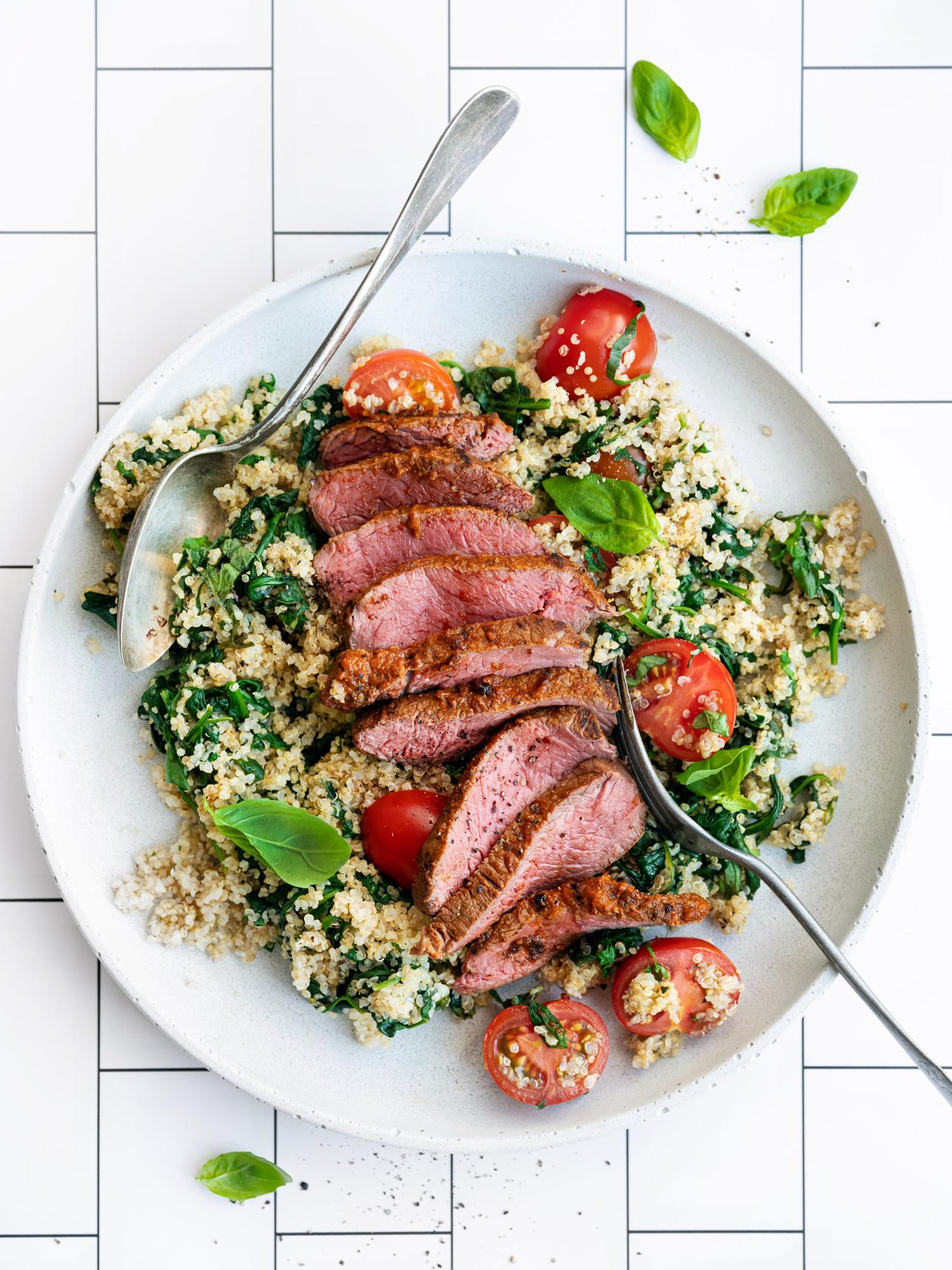 Bistecca di manzo con quinoa agli spinaci