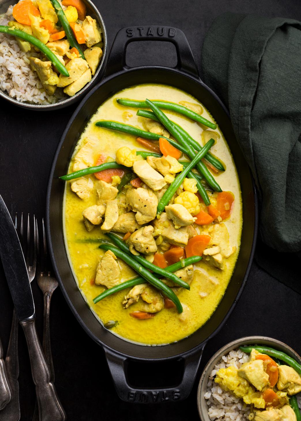 Miscuglio di pollo con curcuma e latte di cocco