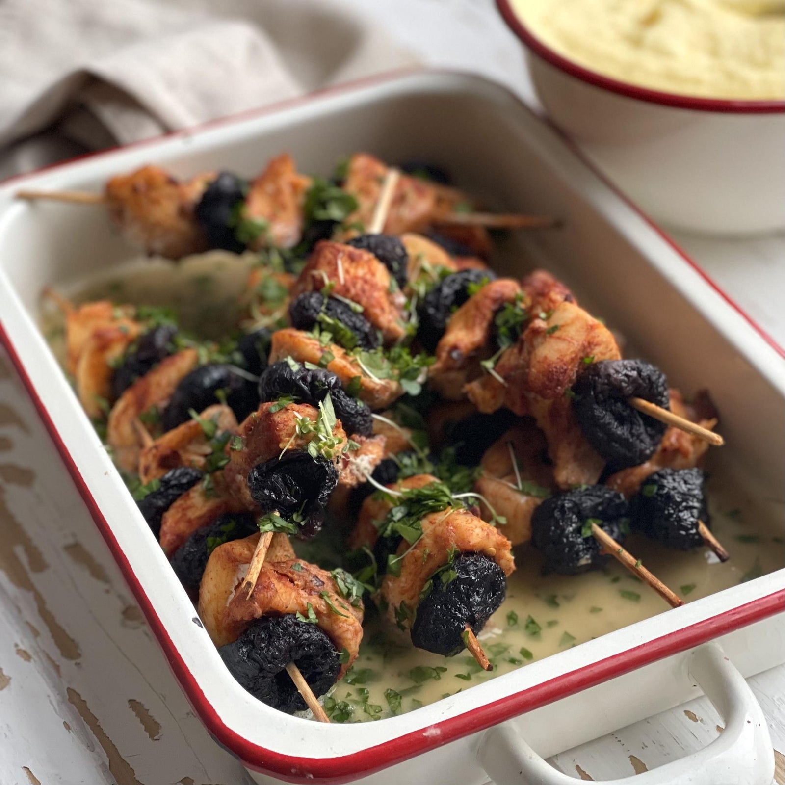 Spiedini di pollo con prugne