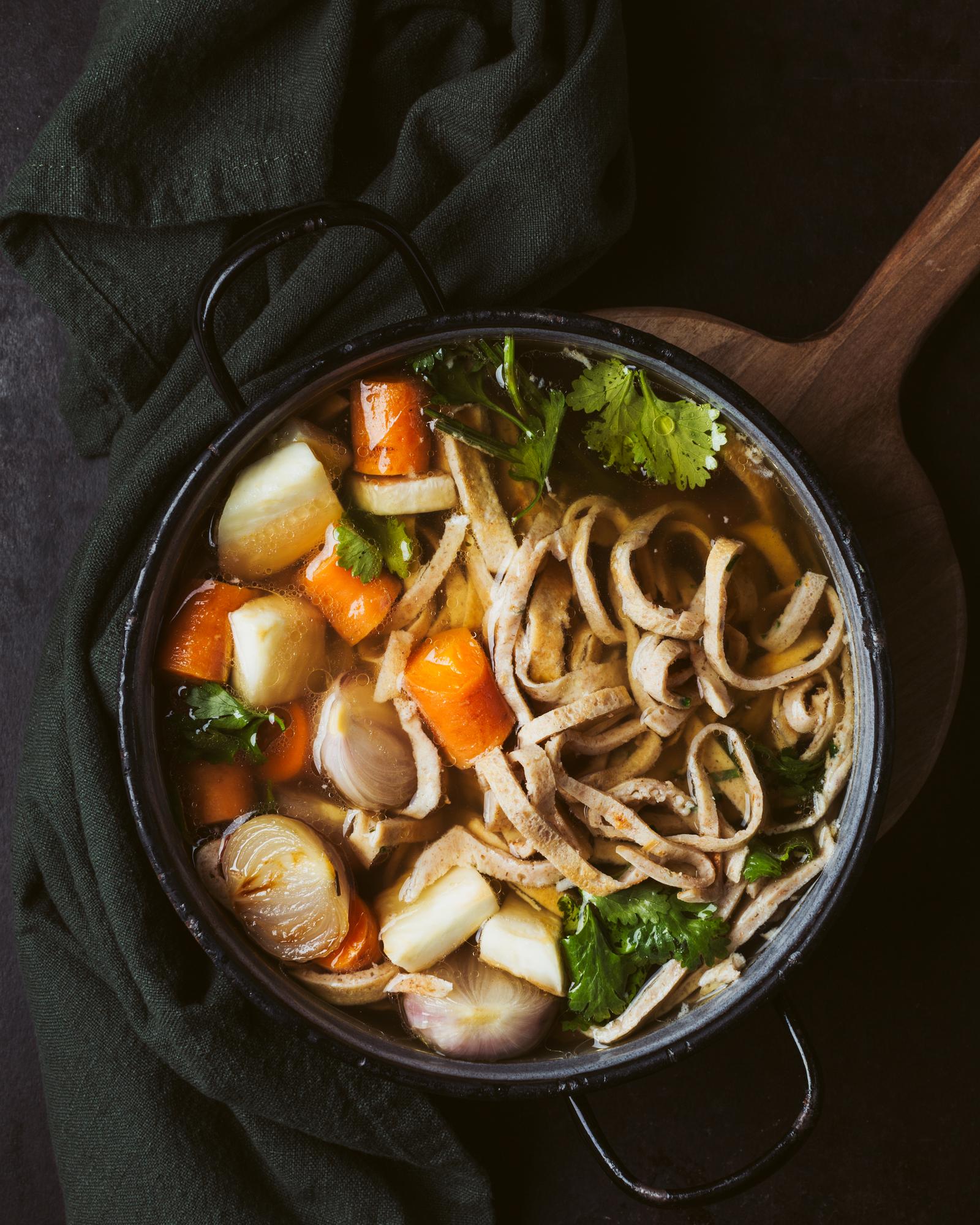 Brodo di pollo con crepes julienne