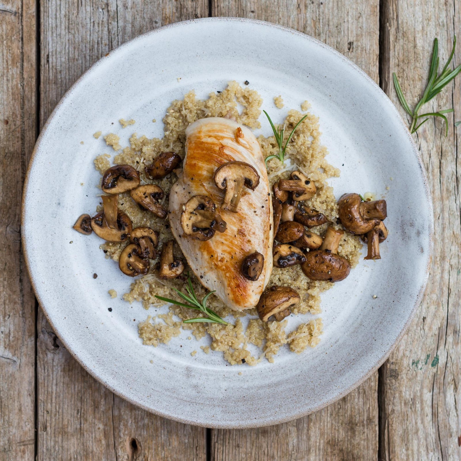 Petto di pollo con quinoa al rafano e funghi