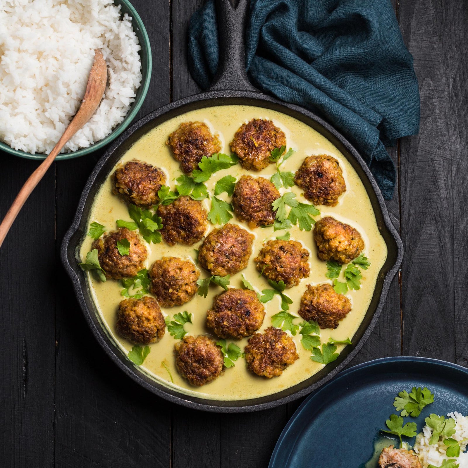 Polpette di pollo in salsa al curry con latte di cocco
