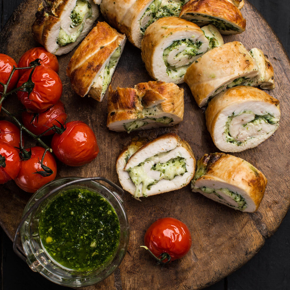 Rotolo di pollo con pesto, mozzarella e pomodorini ciliegia arrostiti