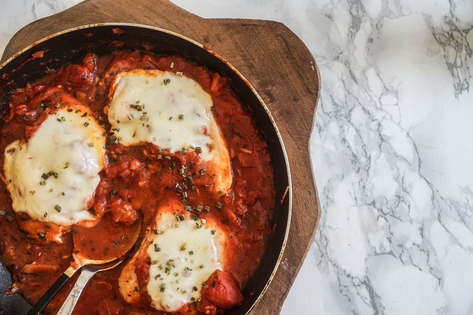 Petto di pollo in salsa di pomodoro con mozzarella