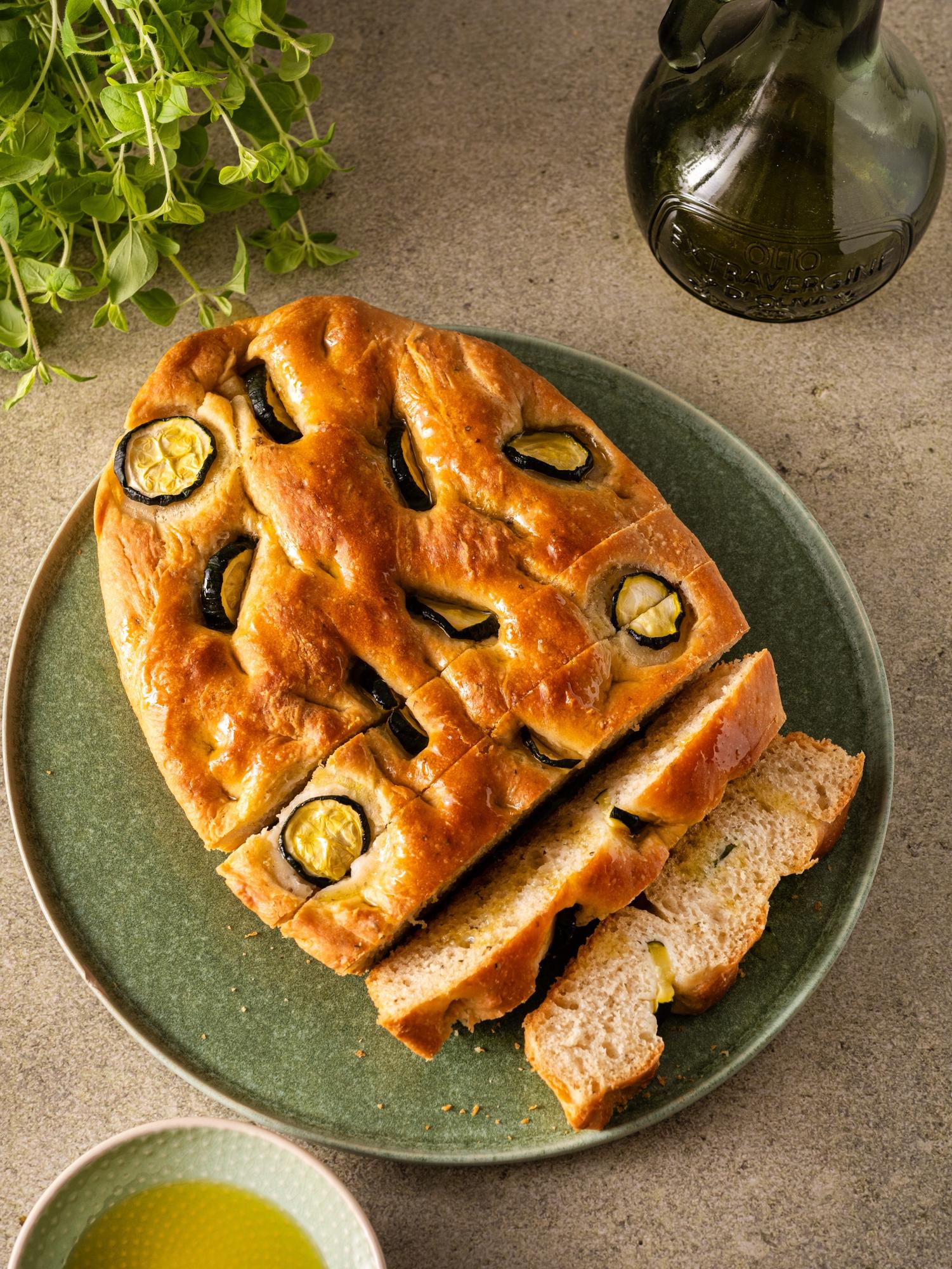 Focaccia italiana con zucchine