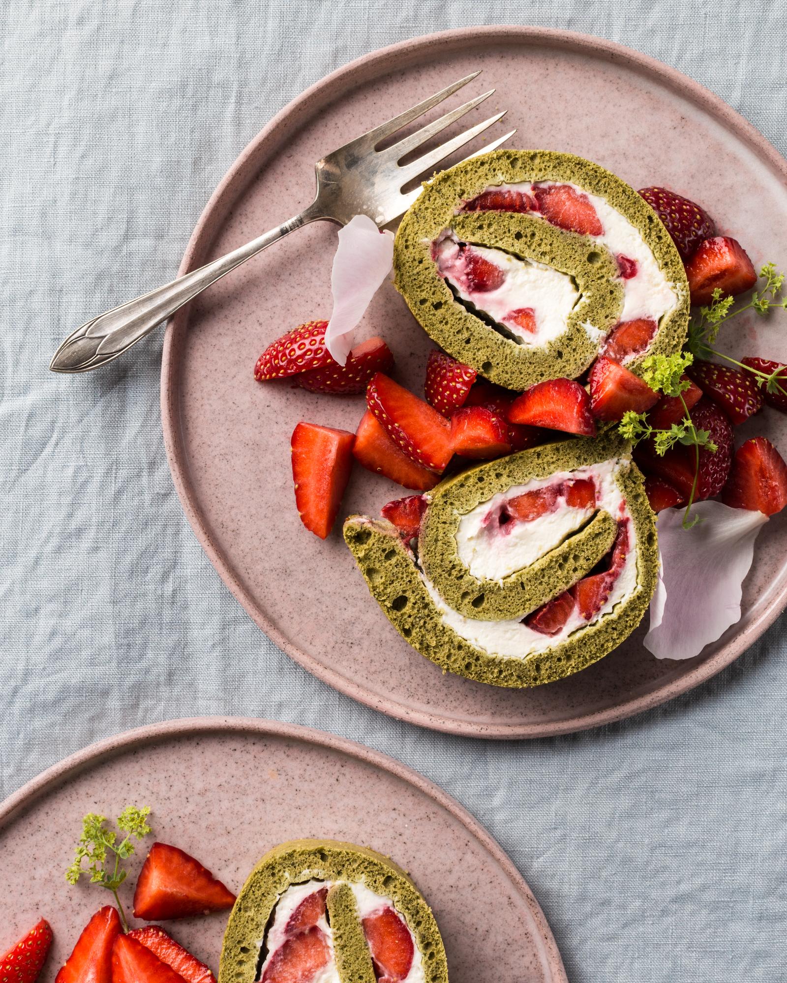 Rotolo alle fragole con matcha