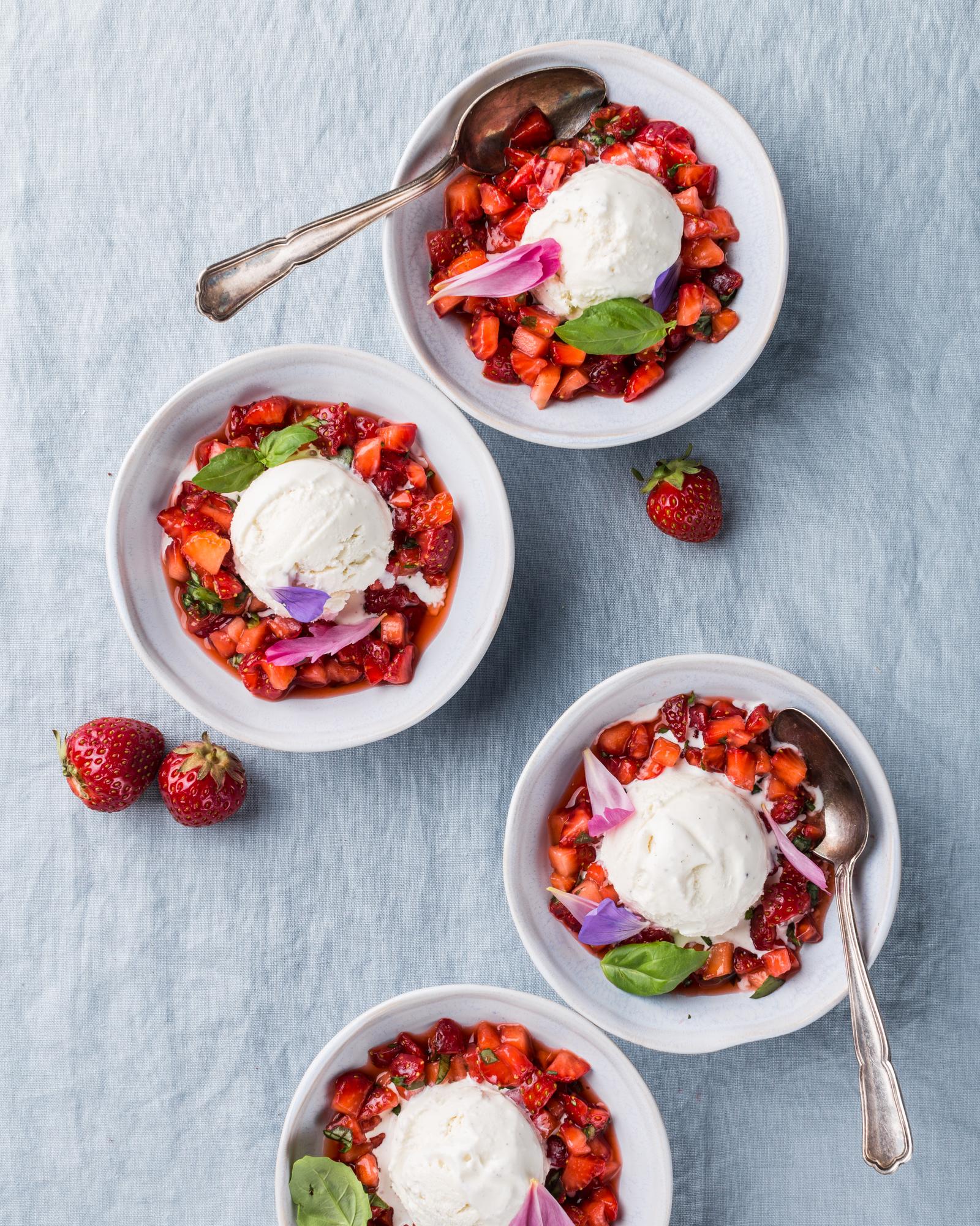 Tartare di fragole con basilico e gelato fatto in casa