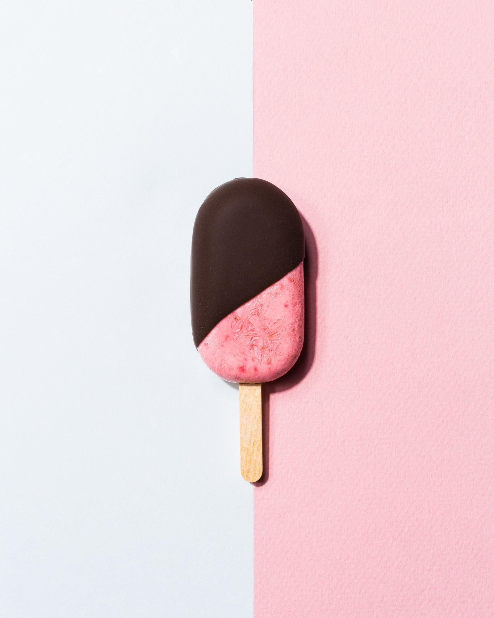Ghiaccioli alla fragola e ricotta ricoperti di cioccolato