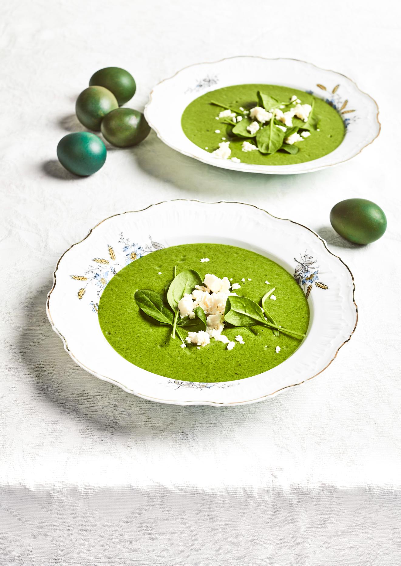 Zuppa primaverile di spinaci con erbe aromatiche
