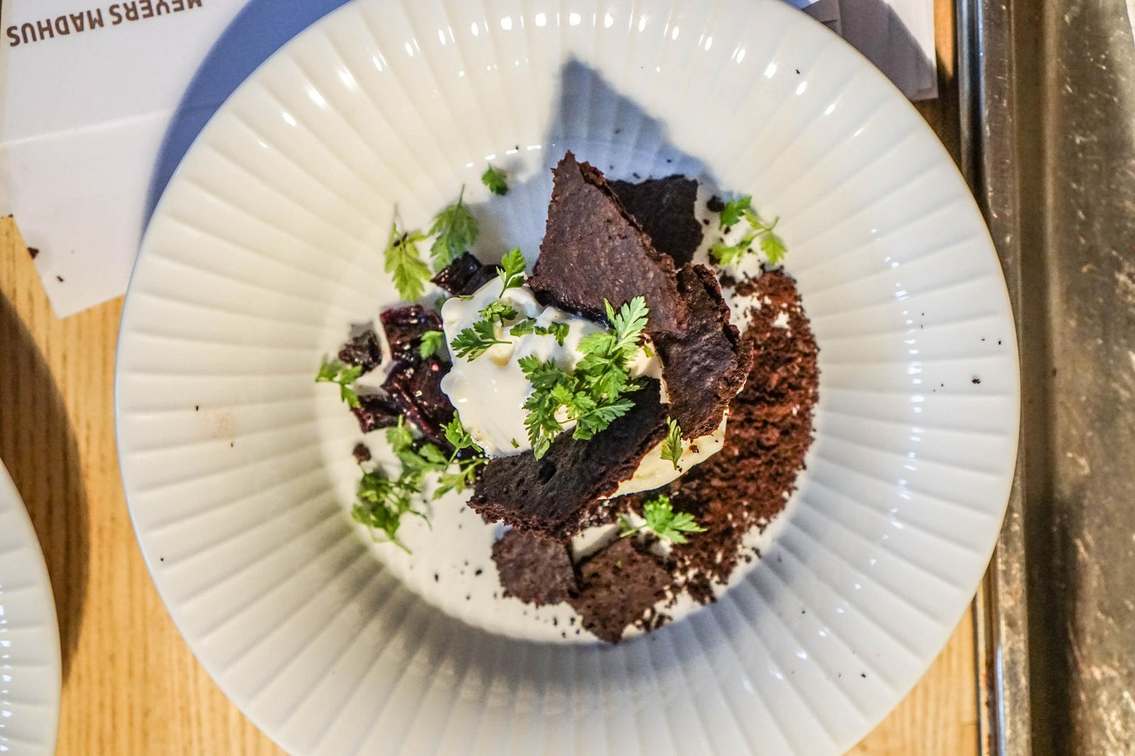 Gelato allo yogurt con barbabietola dolce al forno e crumble croccante al cacao