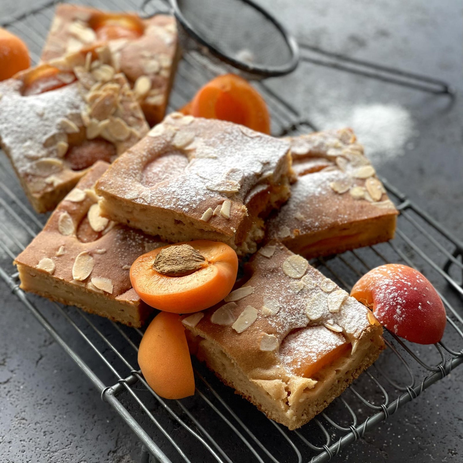 Torta allo yogurt con albicocche