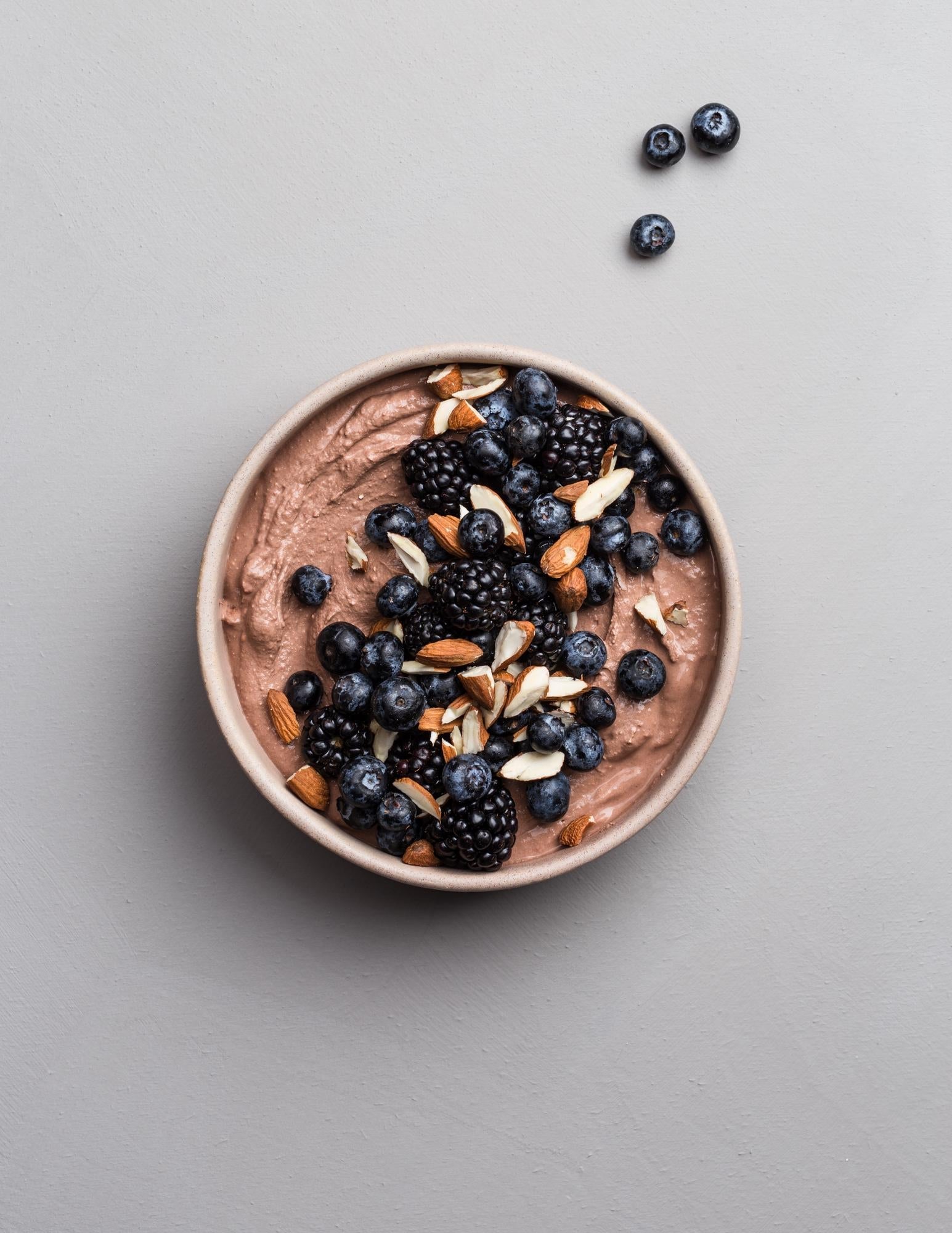 Ciotola al cacao con mirtilli e more