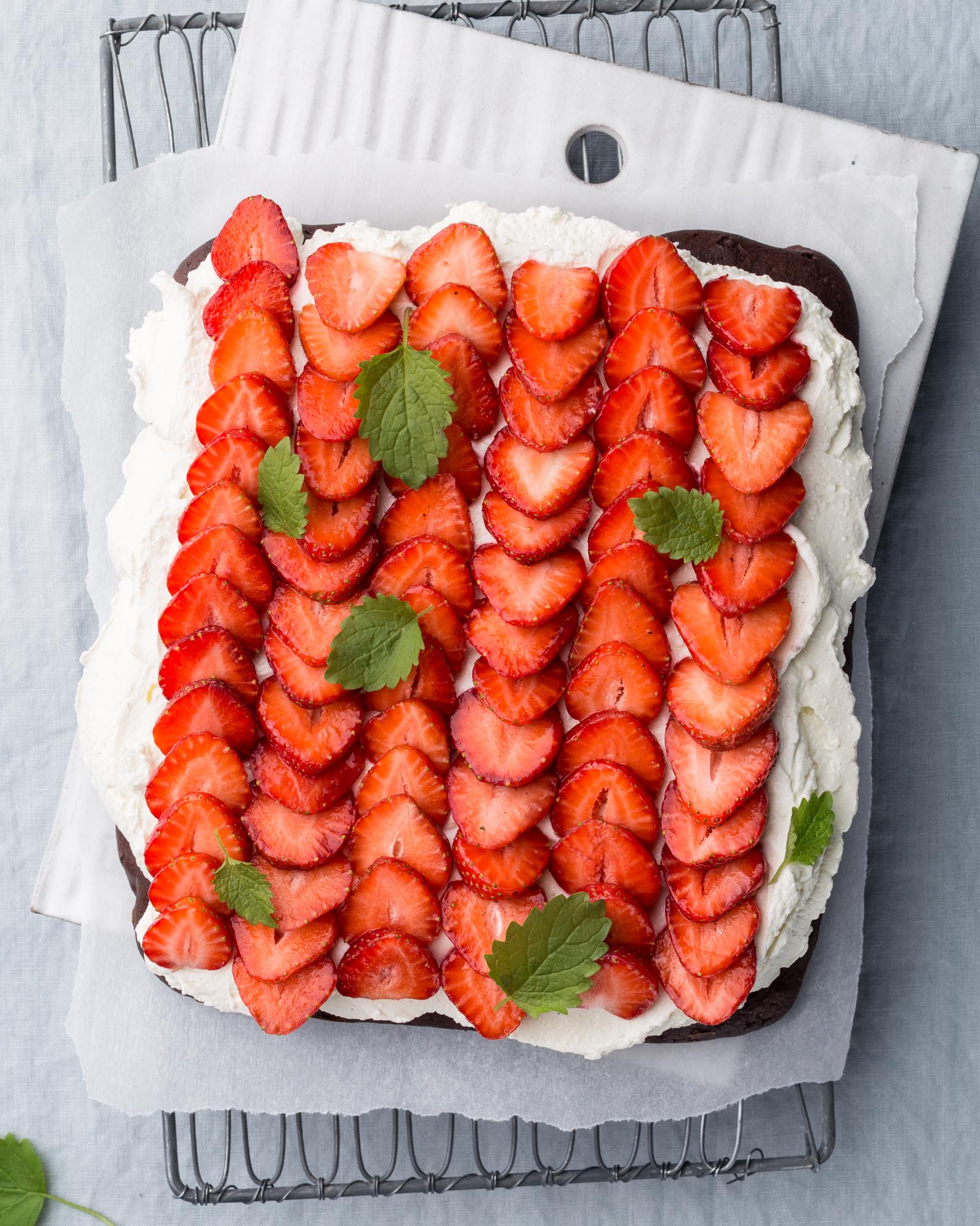 Pan di Spagna al cacao con crema e fragole