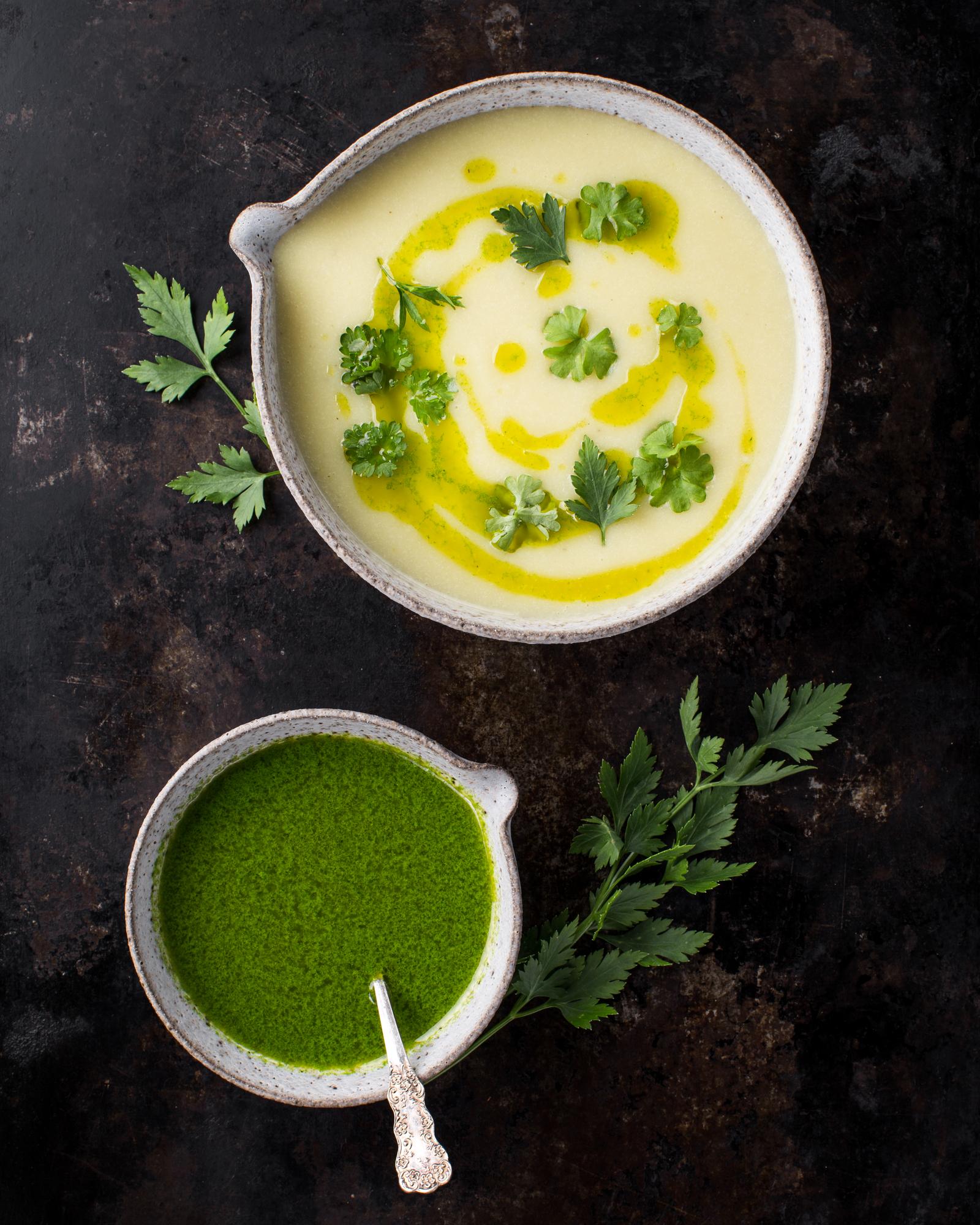 Zuppa di cavolo con olio al prezzemolo