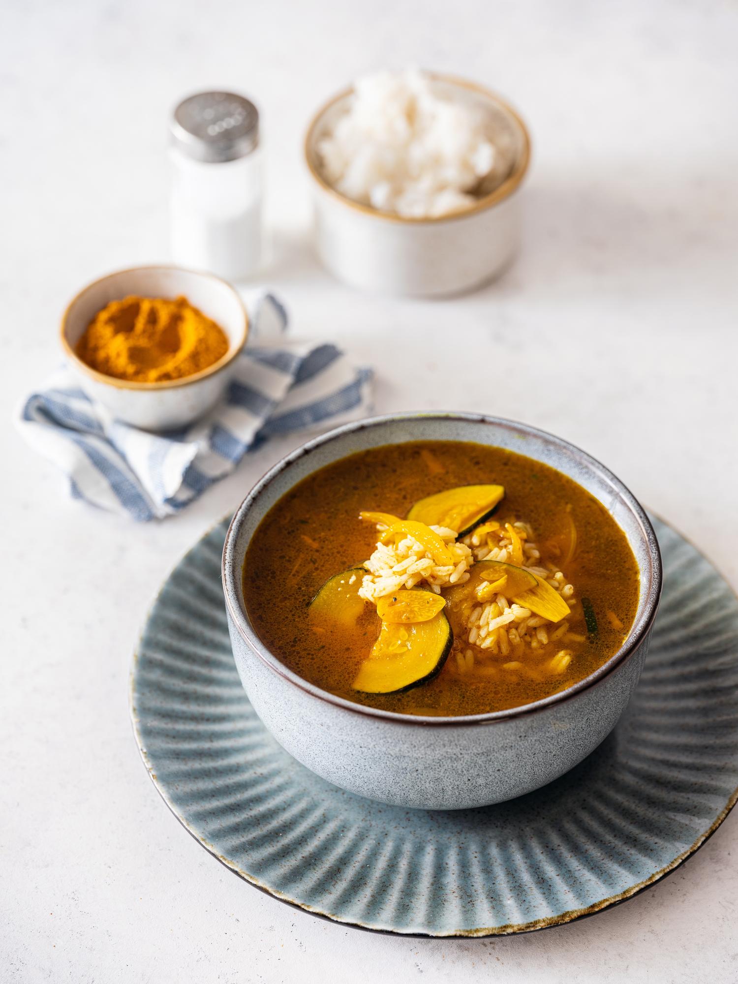 Zuppa al curry con riso avanzato