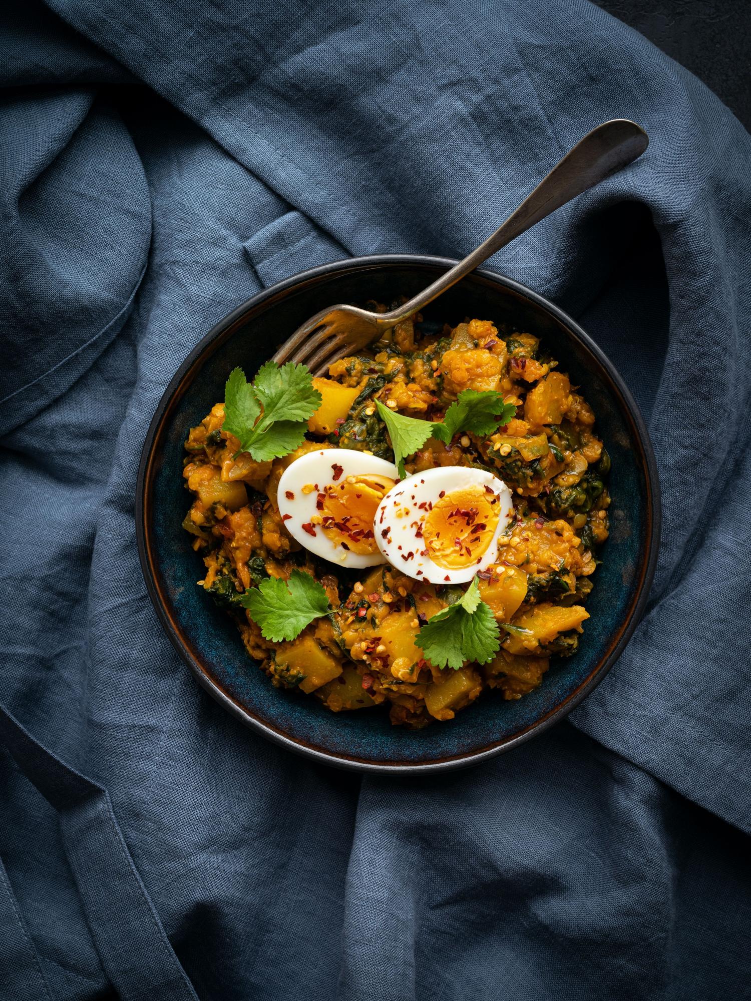 Curry con lenticchie rosse e uovo