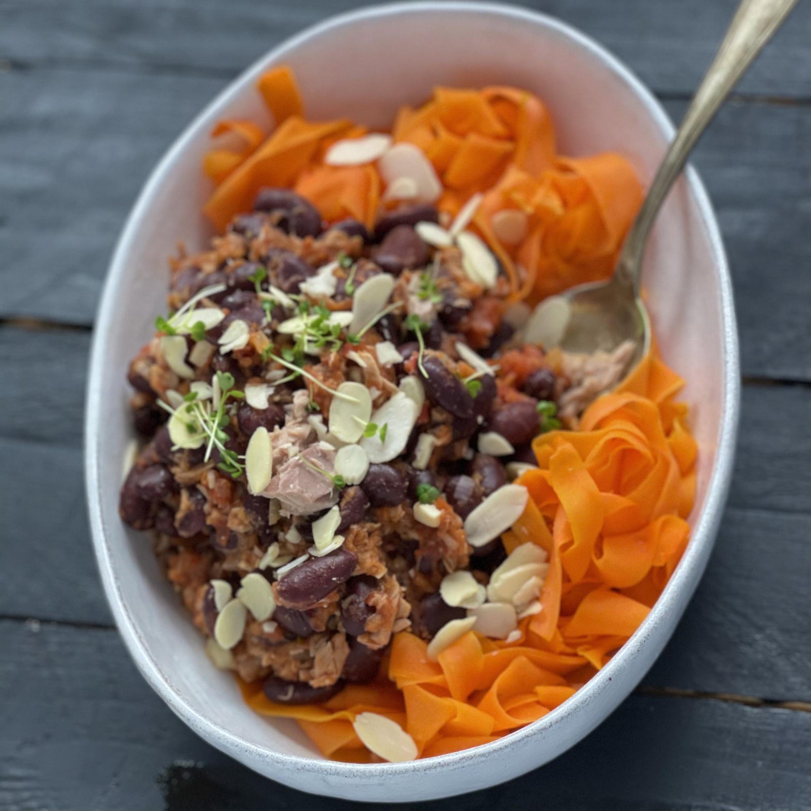 Tagliatelle di carote con tonno e fagioli