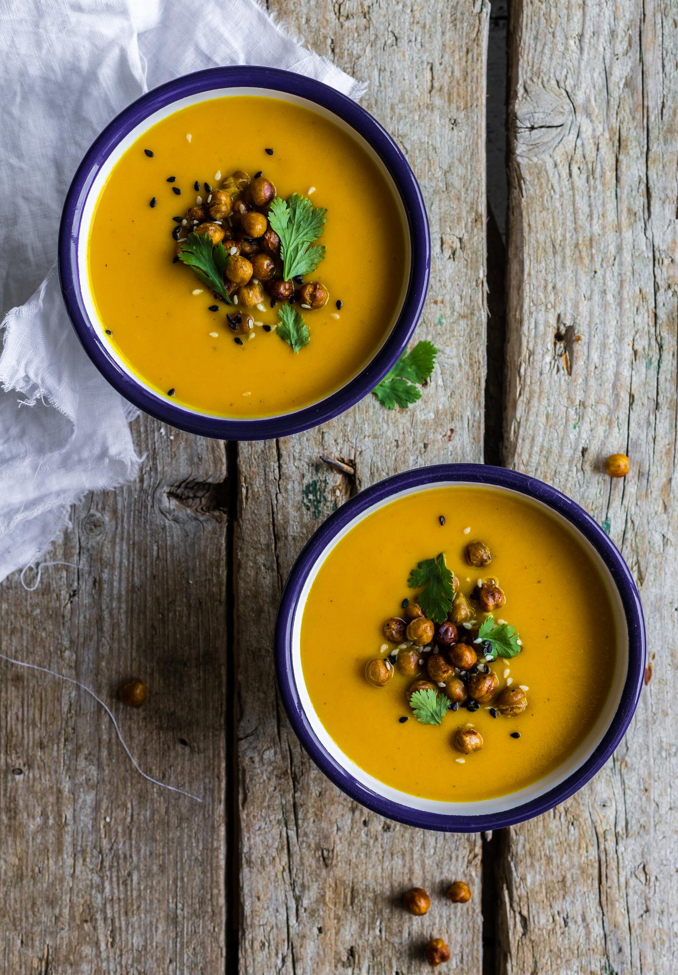 Zuppa di carote con ceci tostati
