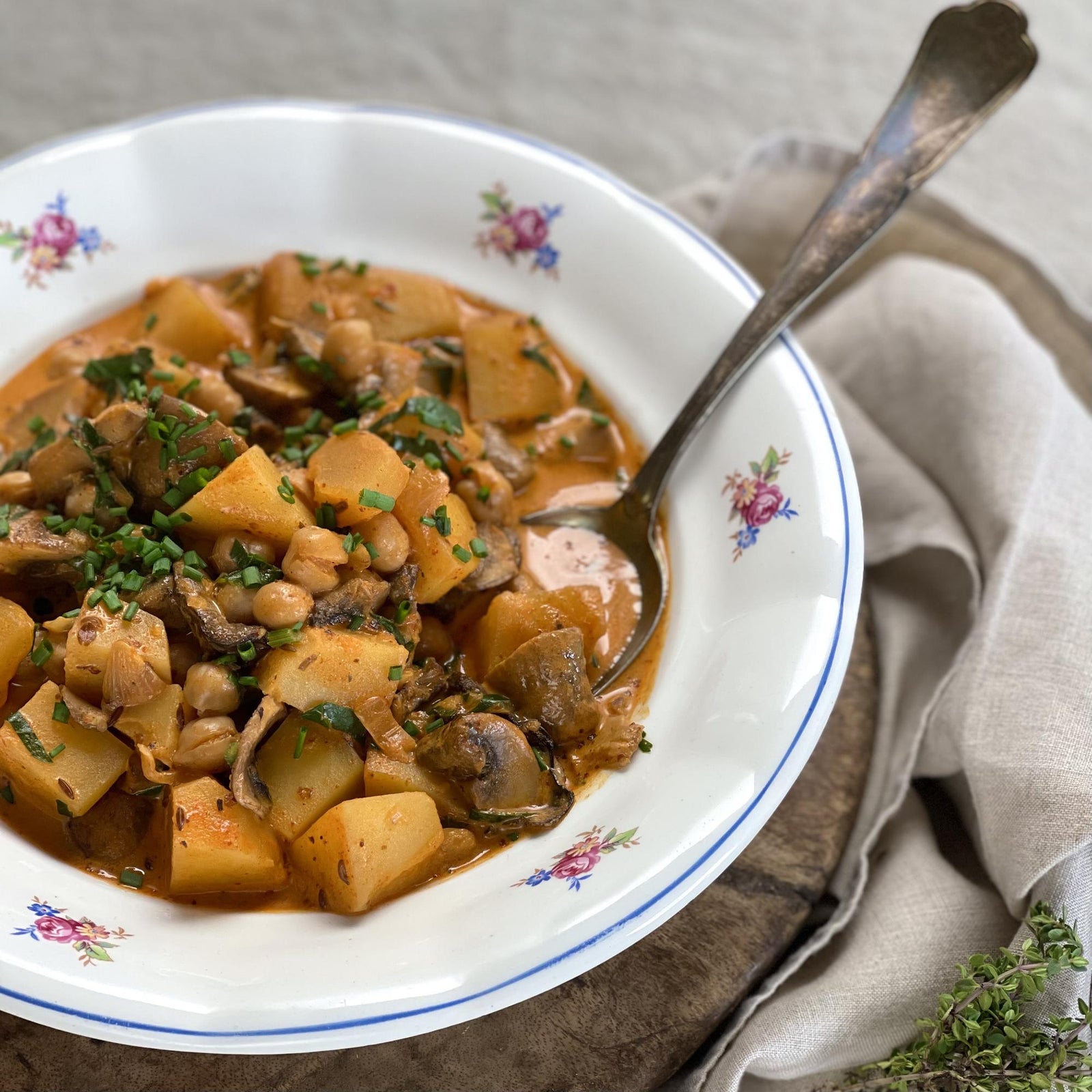 Gulasch di patate con champignon e ceci