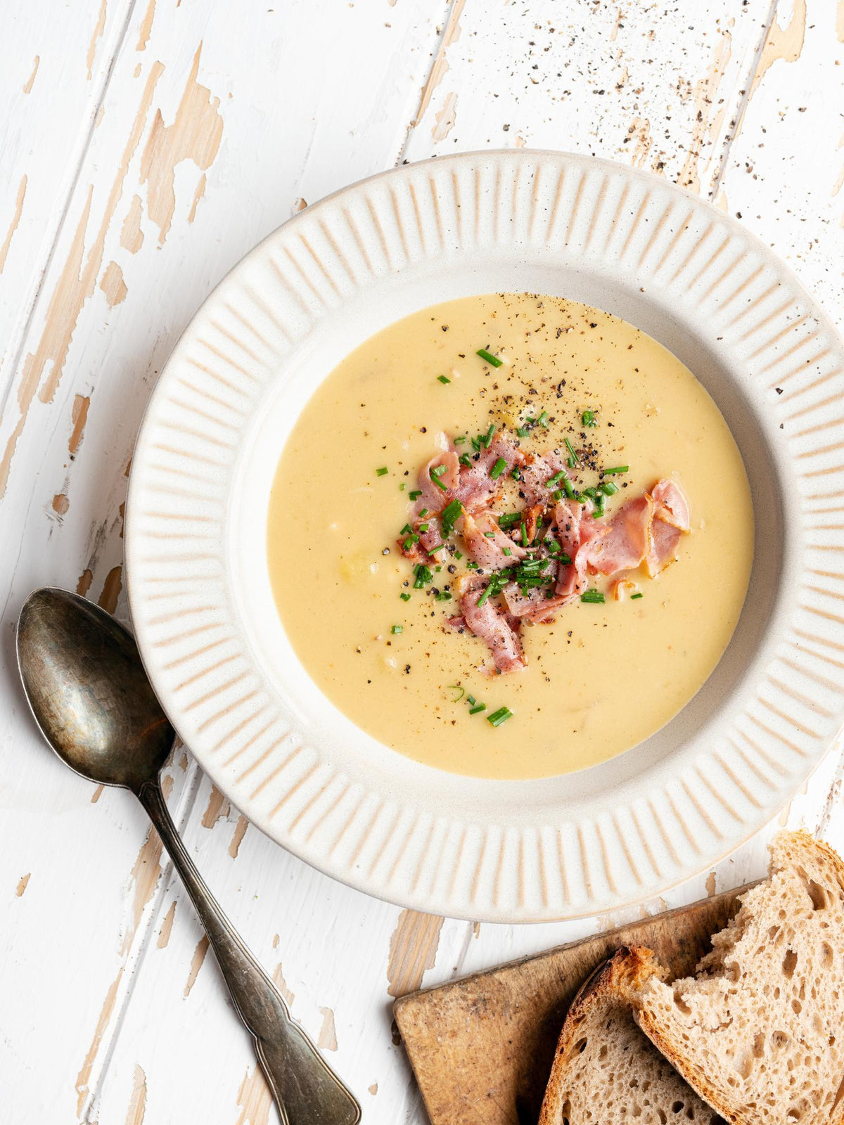 Zuppa di patate con formaggio e prosciutto