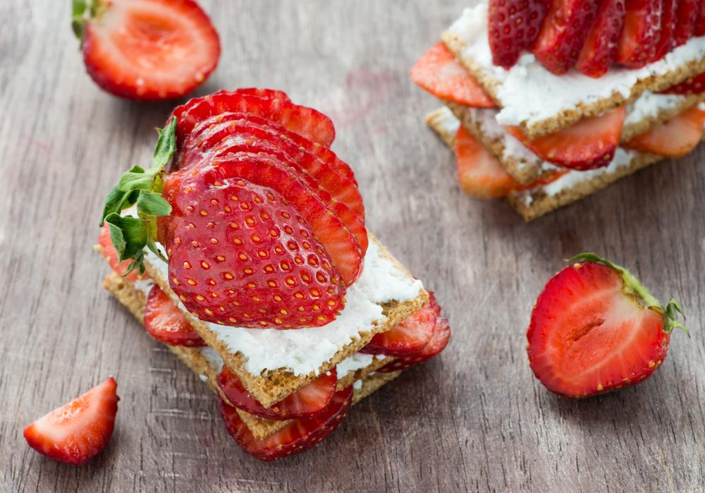 Knäckebröd con ricotta e fragole