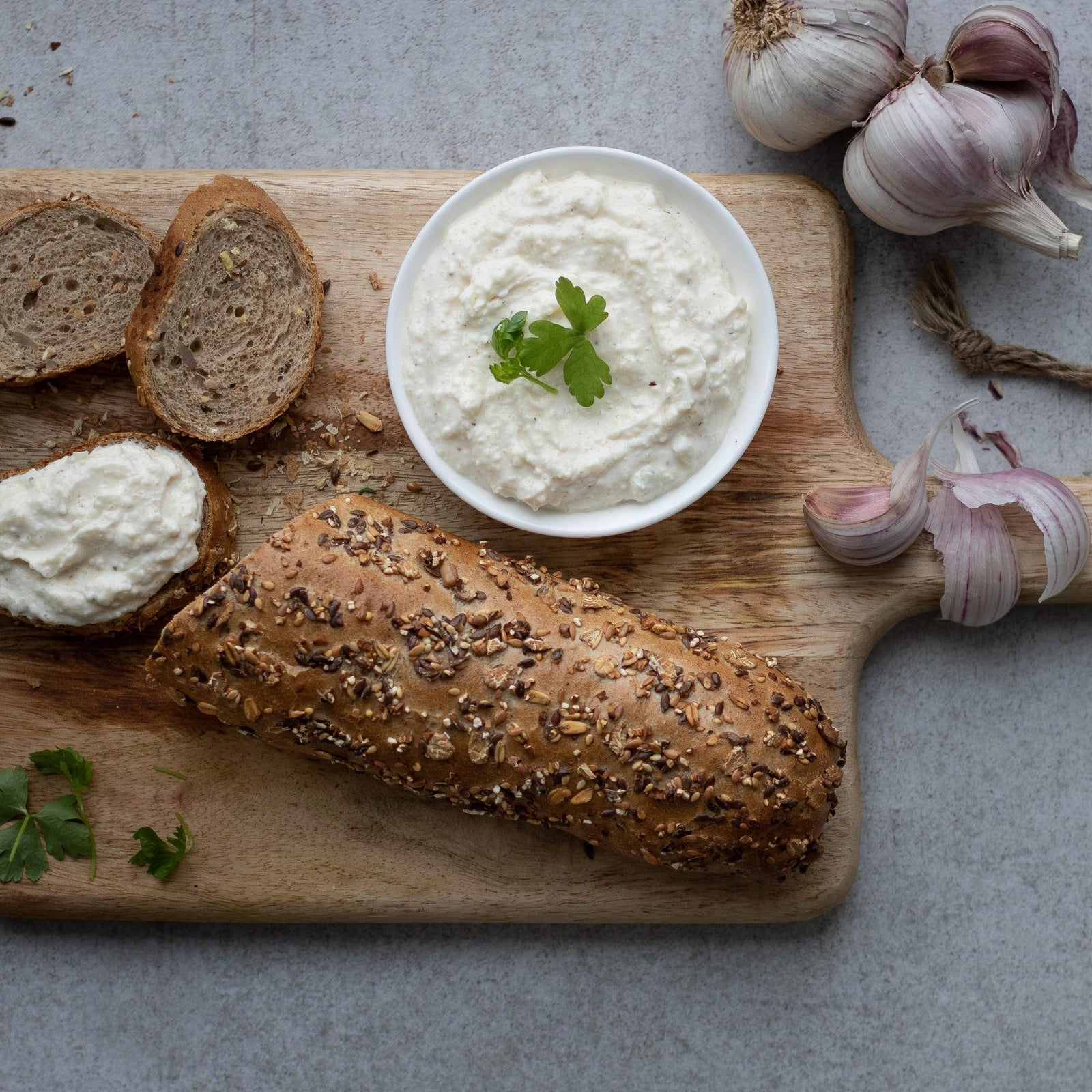 Crema spalmabile all'aglio con yogurt greco
