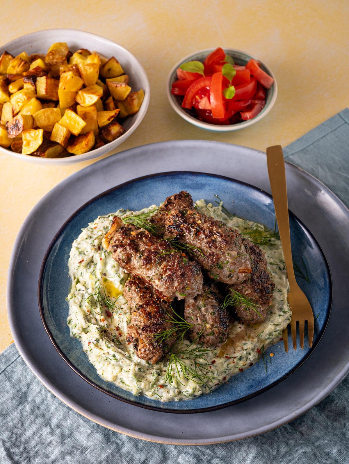 Kofta con tzatziki e patate al forno
