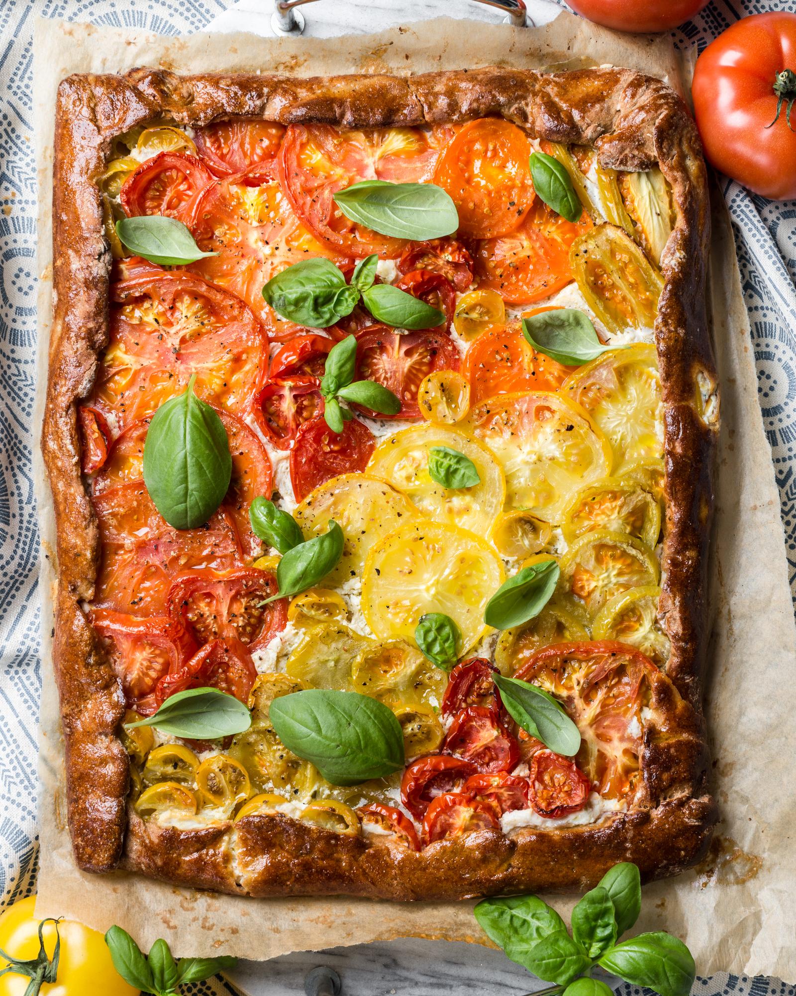 Torta con pomodori colorati