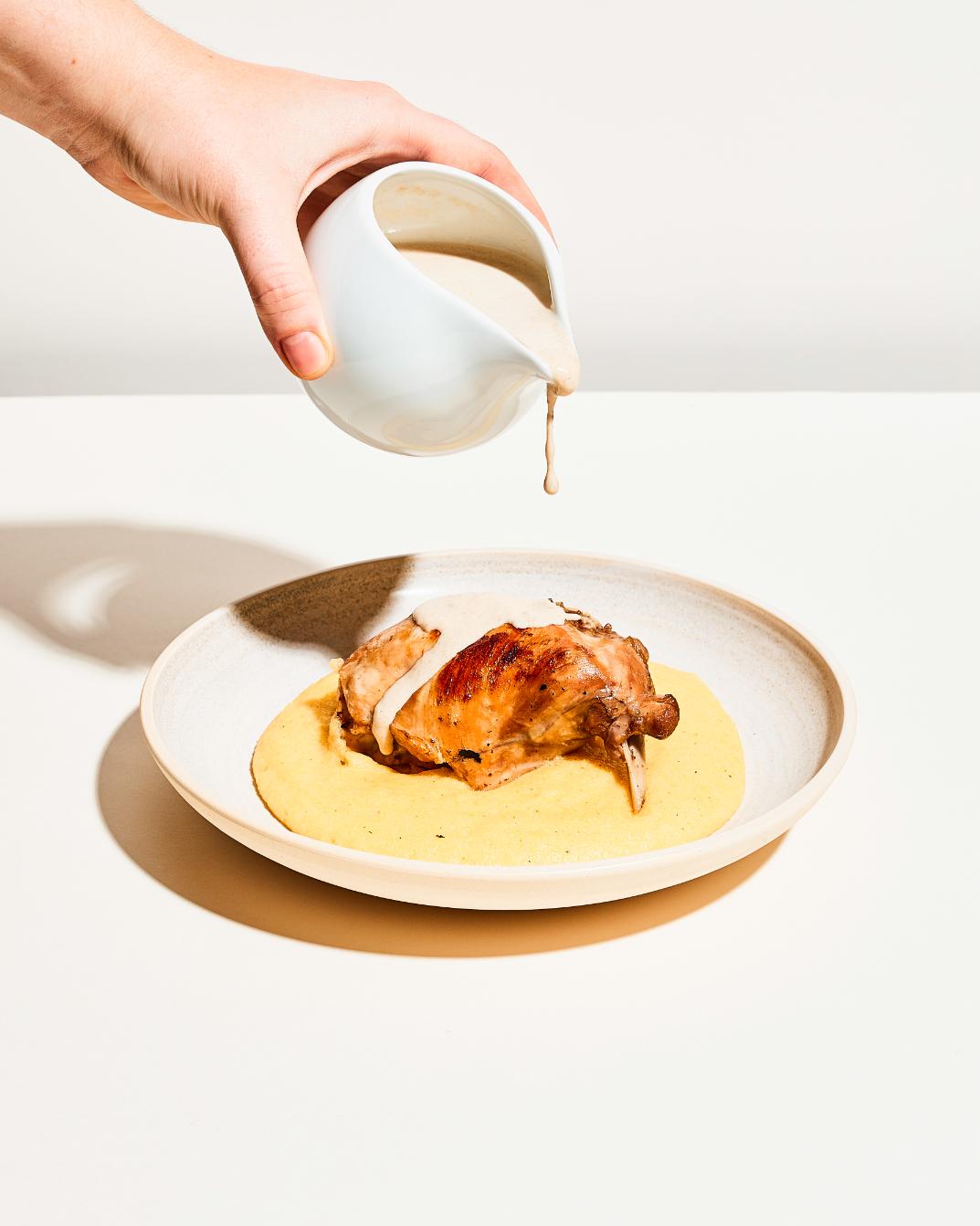 Cosce di coniglio con salsa alle noci e polenta
