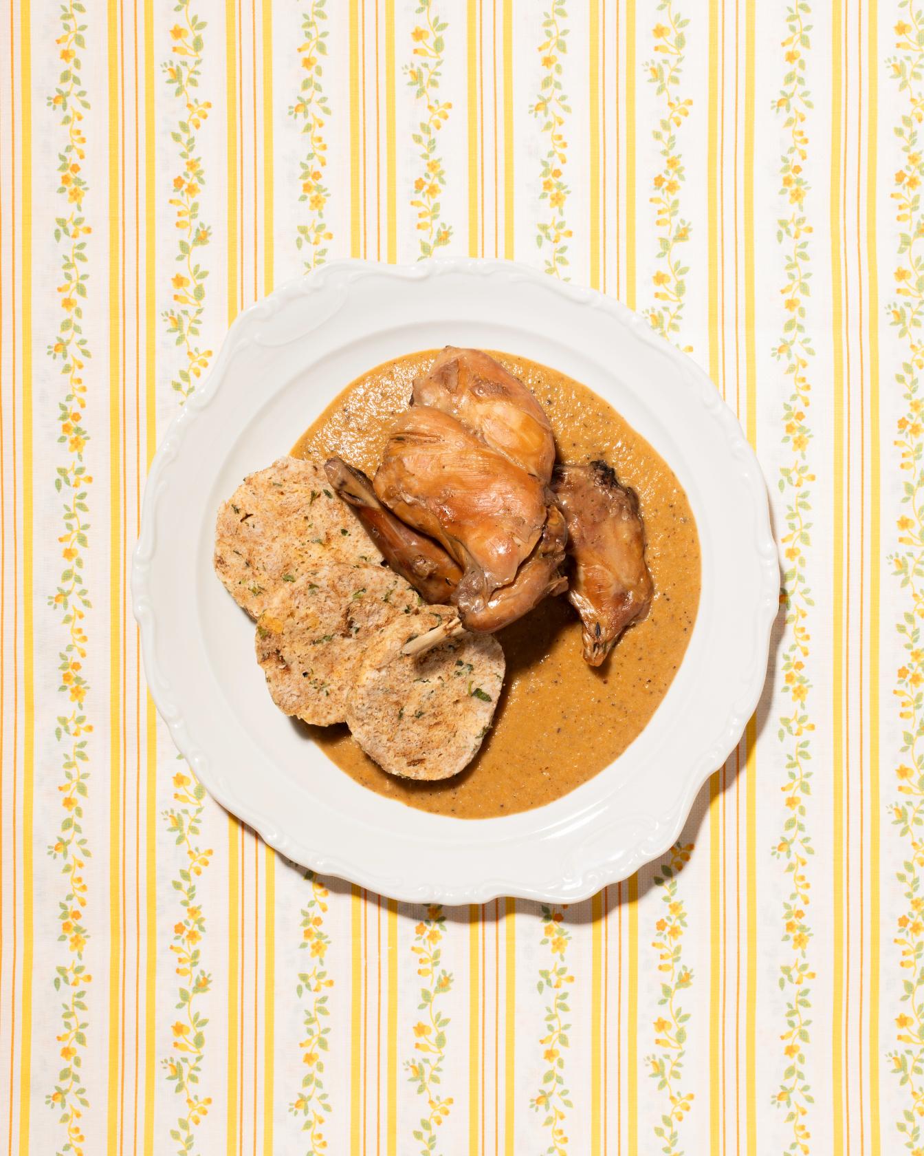 Coniglio alla panna con canederli di Karlovy Vary