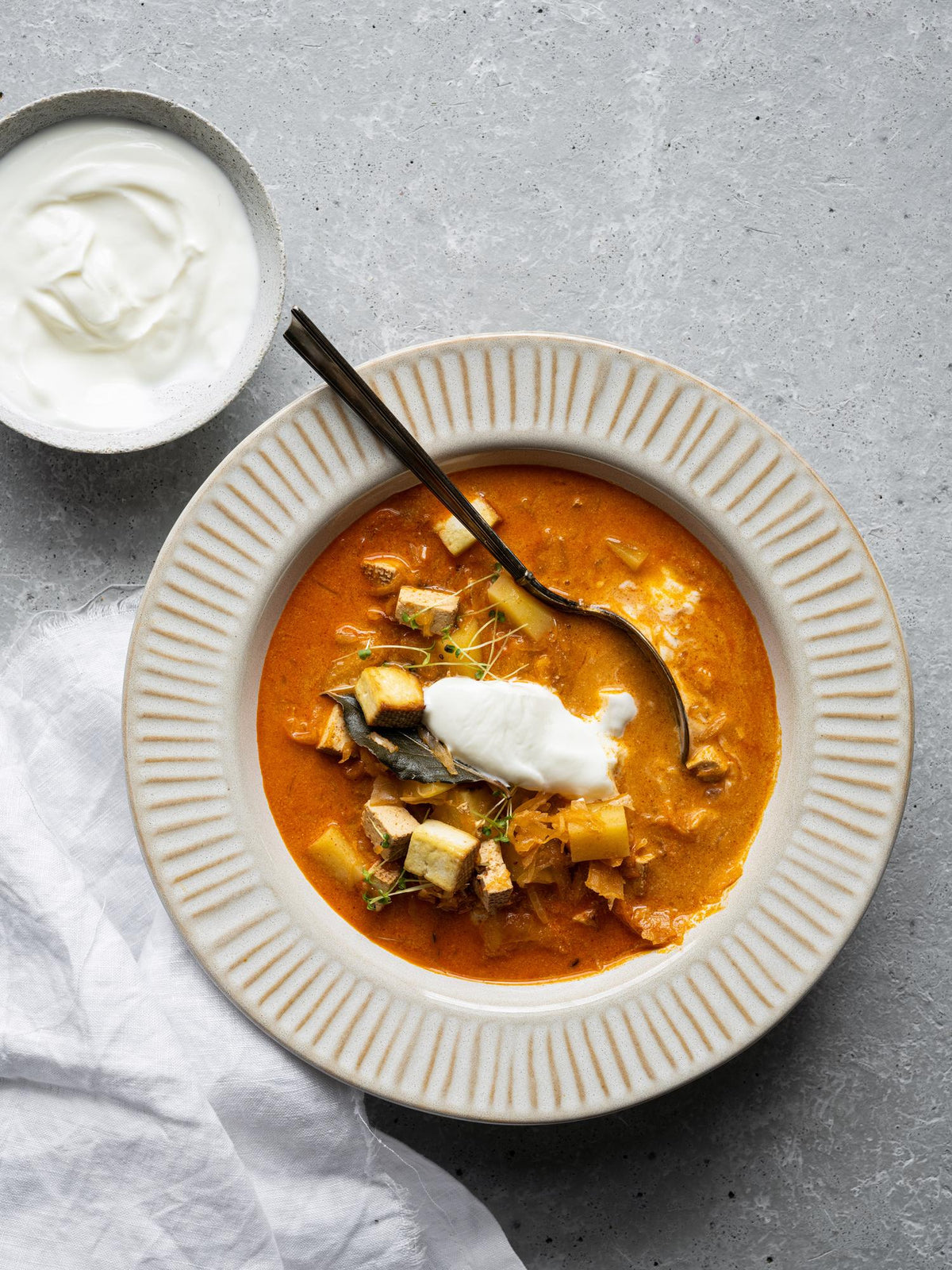 Zuppa di crauti con tofu affumicato