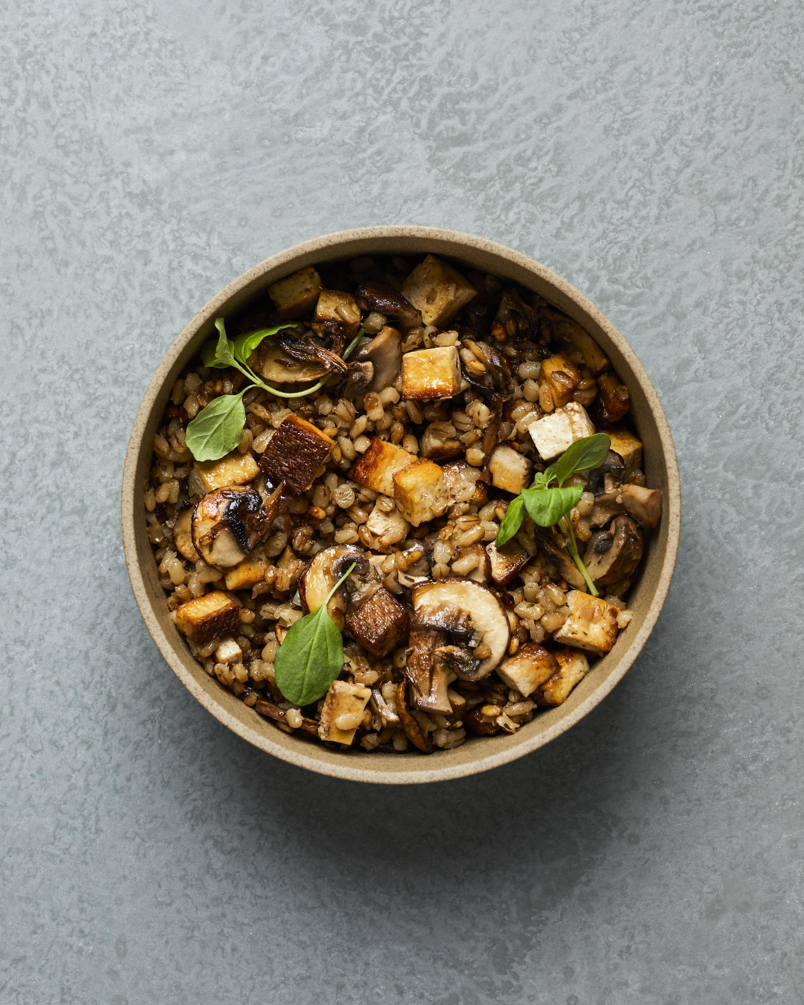 Insalata di orzo con funghi champignon