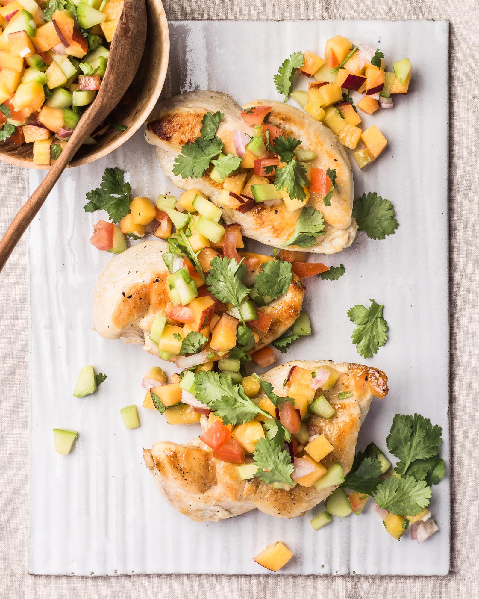 Petto di pollo con insalata di pesche