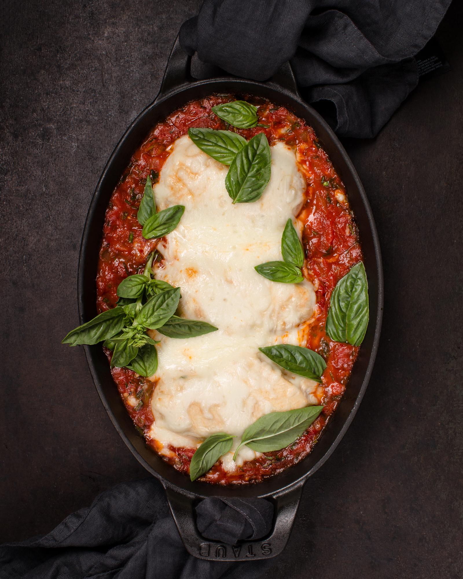 Petto di pollo in salsa di pomodoro con mozzarella