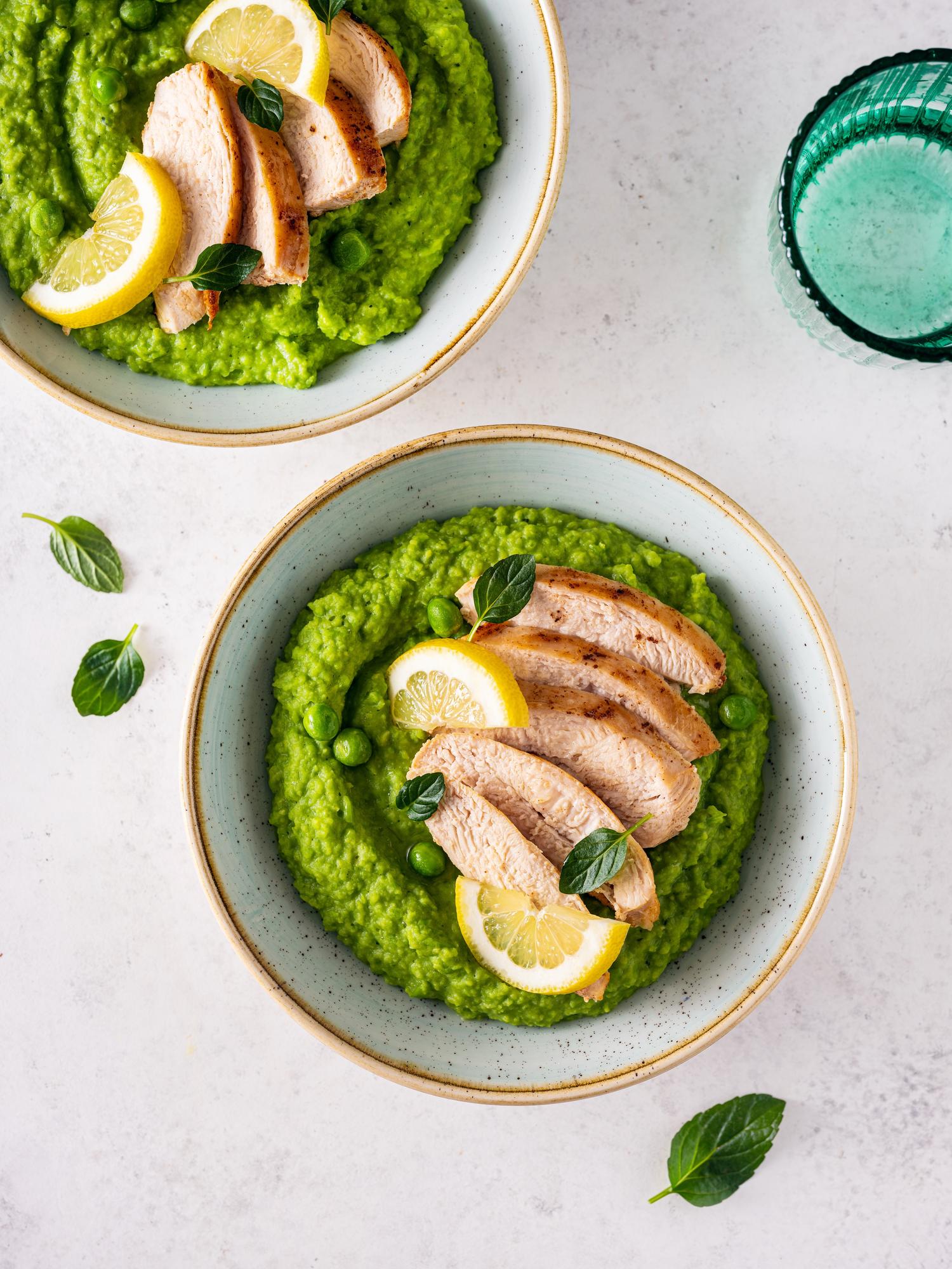 Pollo con purè di piselli
