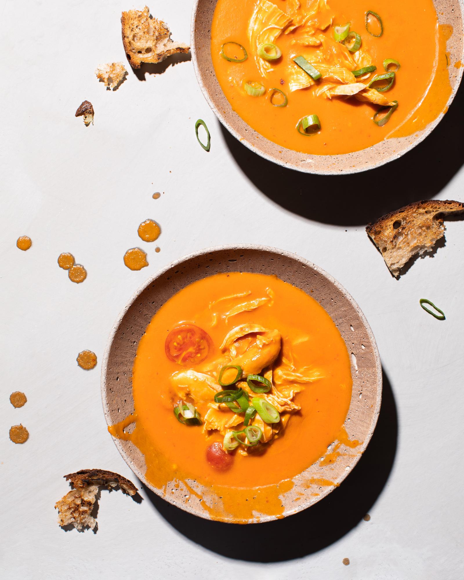Zuppa di pollo con pomodori e latte di cocco