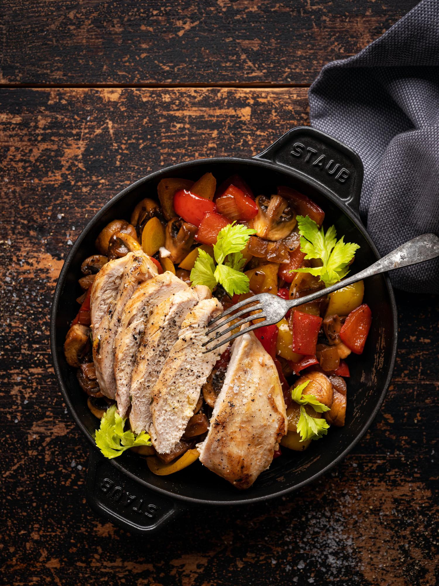 Petto di pollo con champignon e peperonata in agrodolce