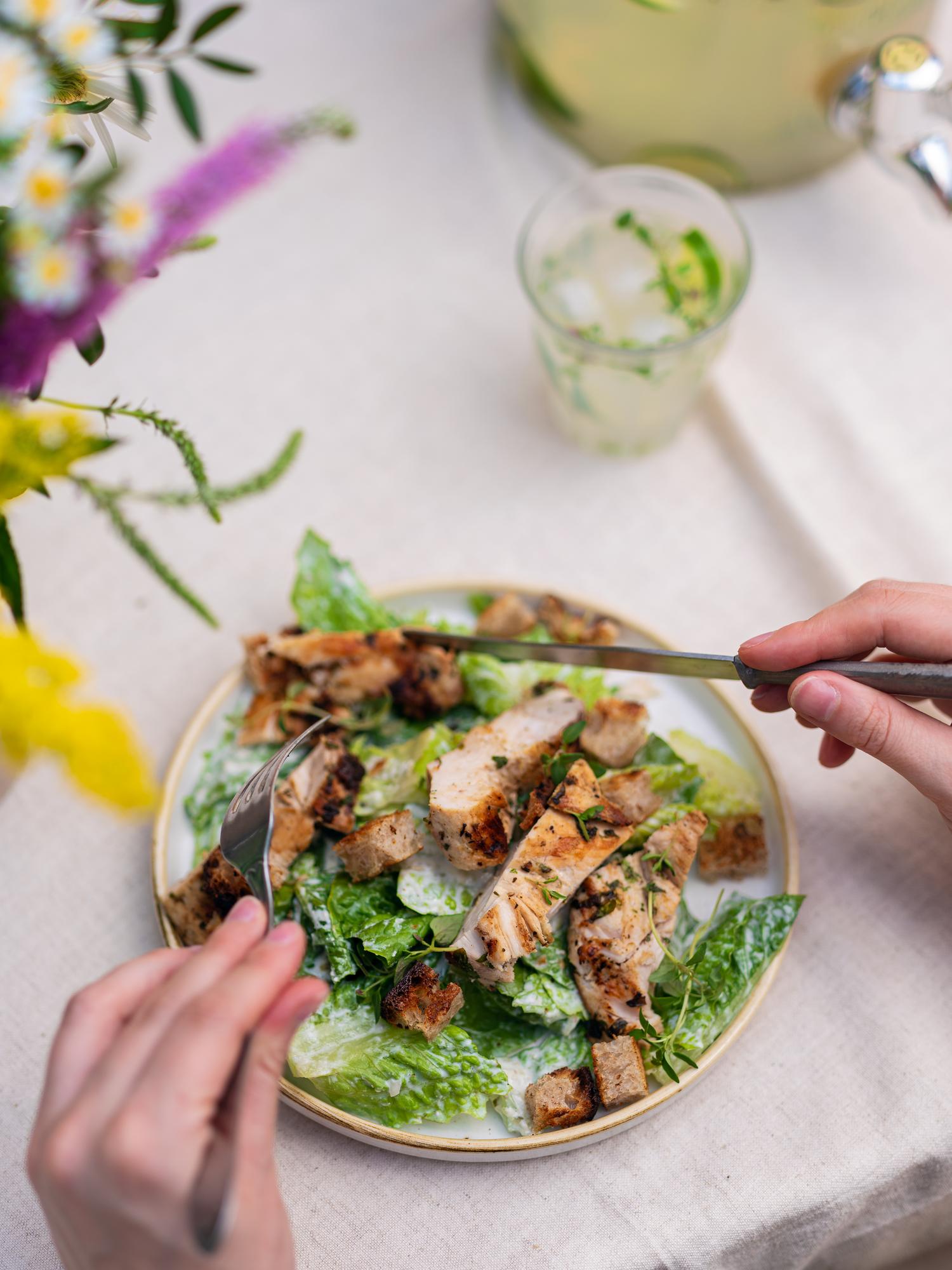 Petto di pollo in marinata alle erbe con insalata e salsa al parmigiano
