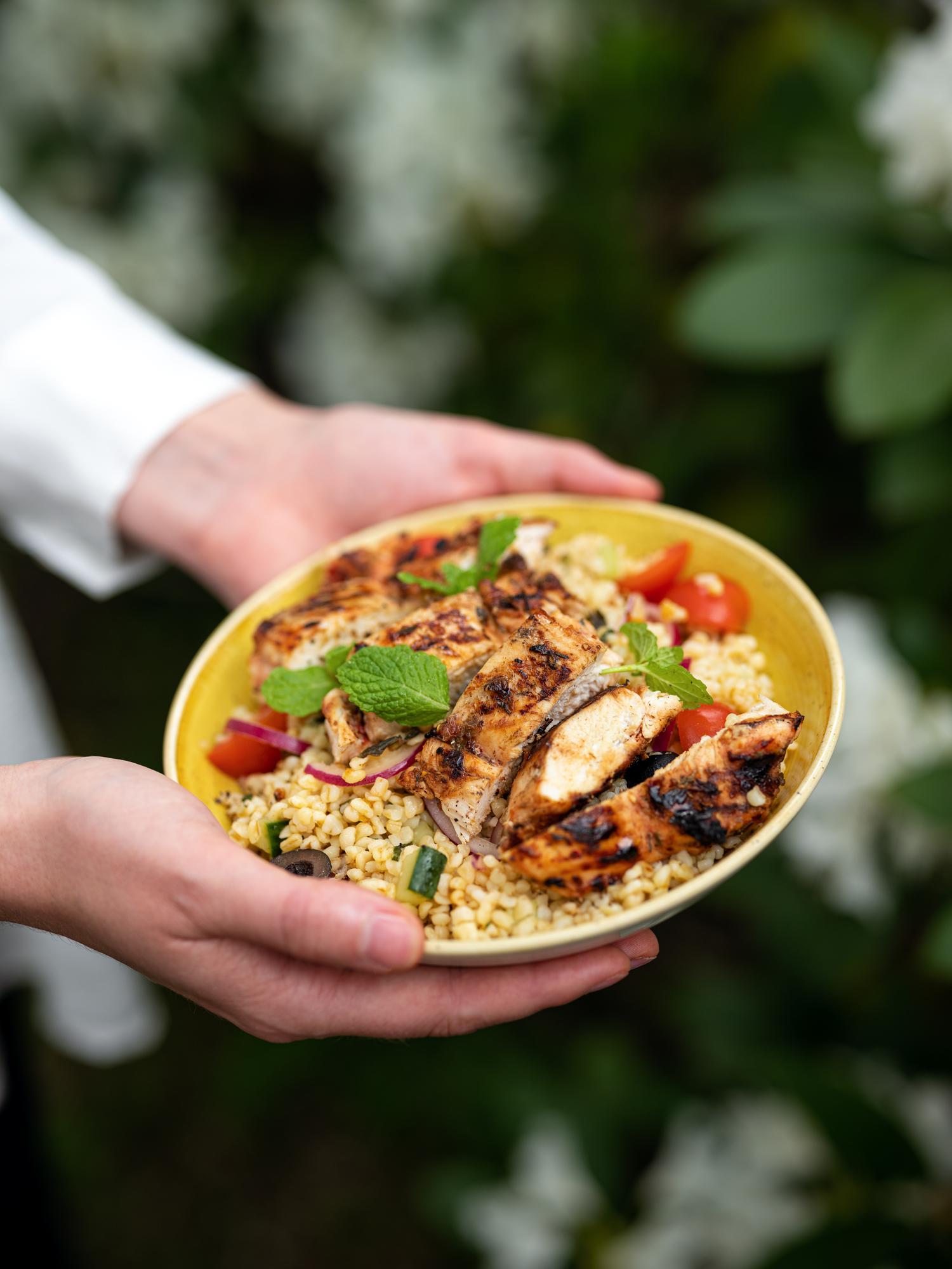 Petto di pollo in marinata di pomodoro con chilli e insalata di bulgur alla menta
