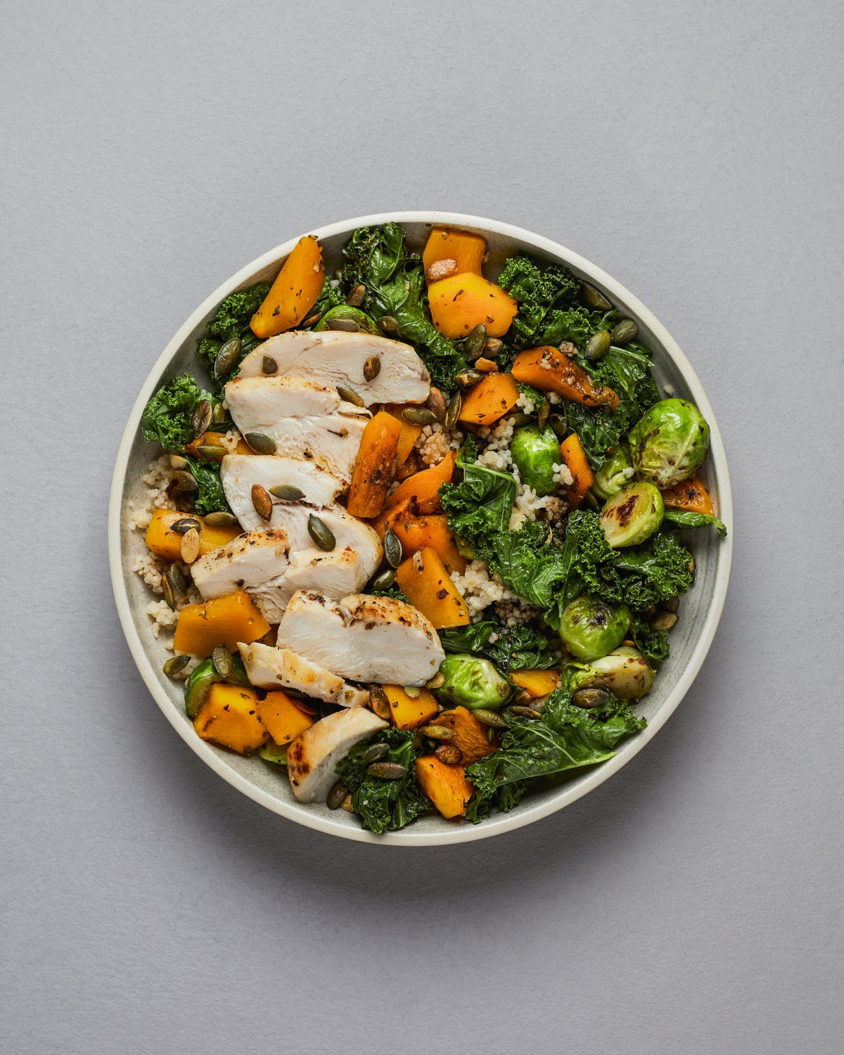 Insalata di pollo con zucca e cavolini di Bruxelles