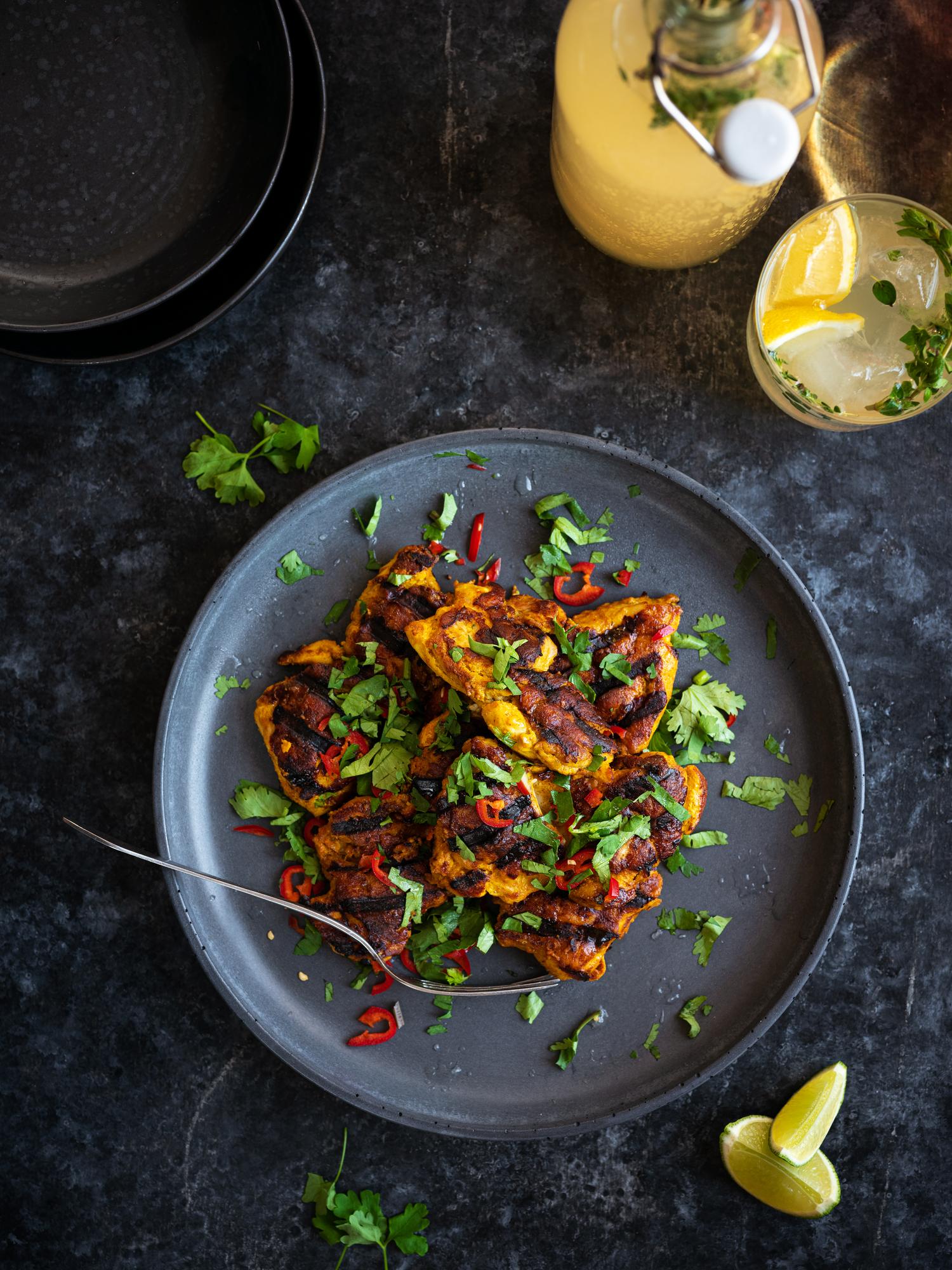 Cosce di pollo in marinata allo yogurt con curcuma e chilli
