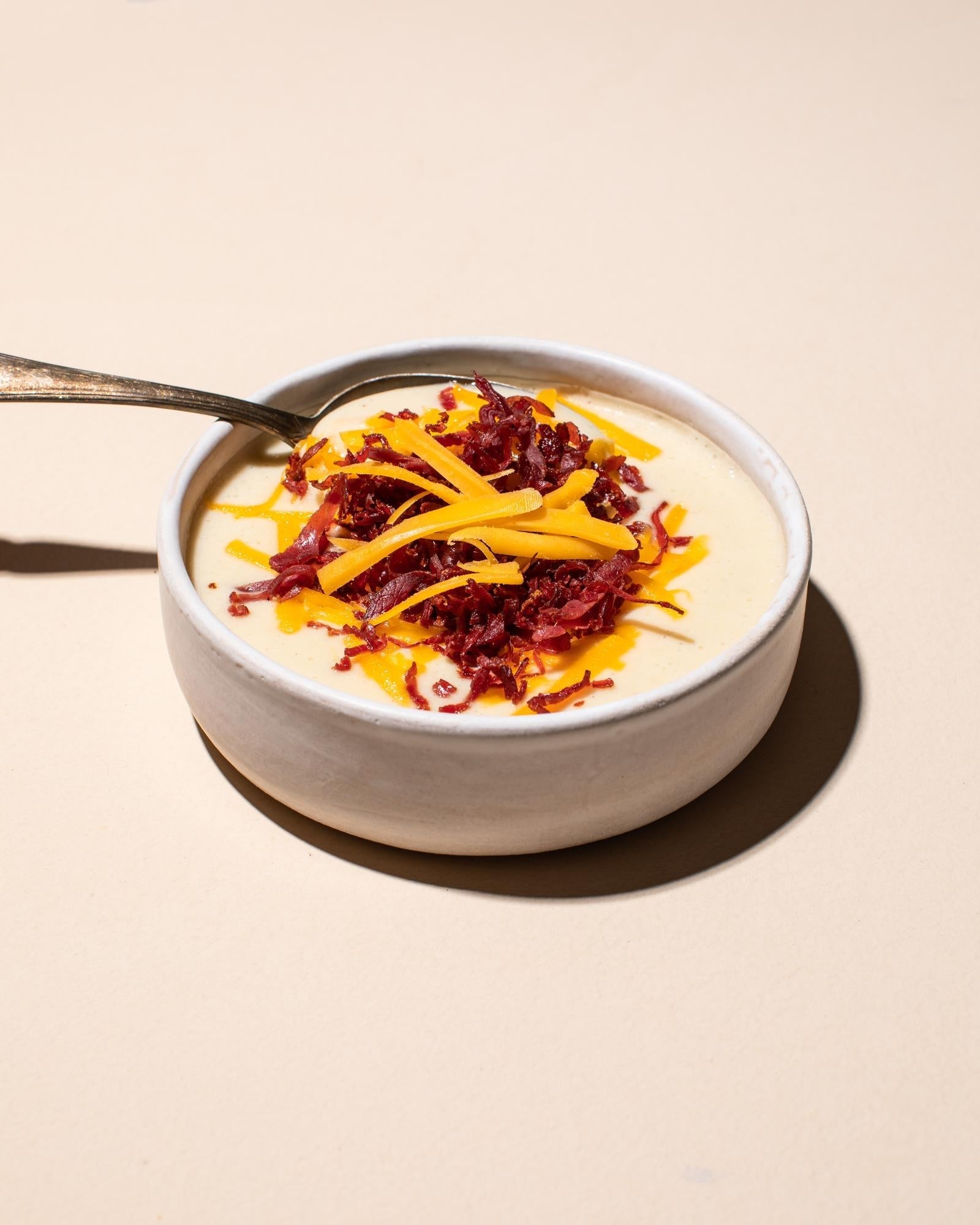 Vellutata di cavolfiore con bresaola tostata e cheddar